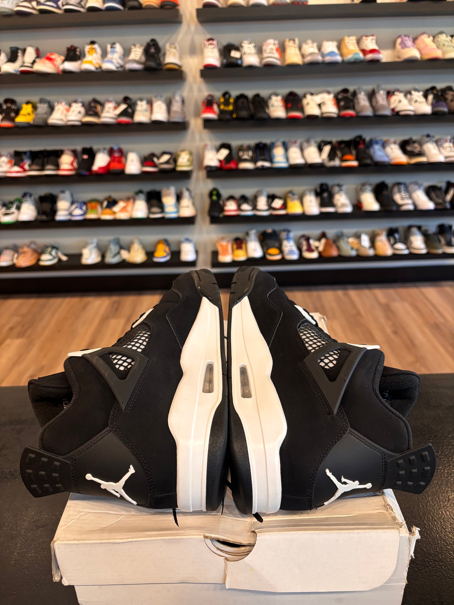 Jordan 4 White Thunder Size 11 Pre-Owned