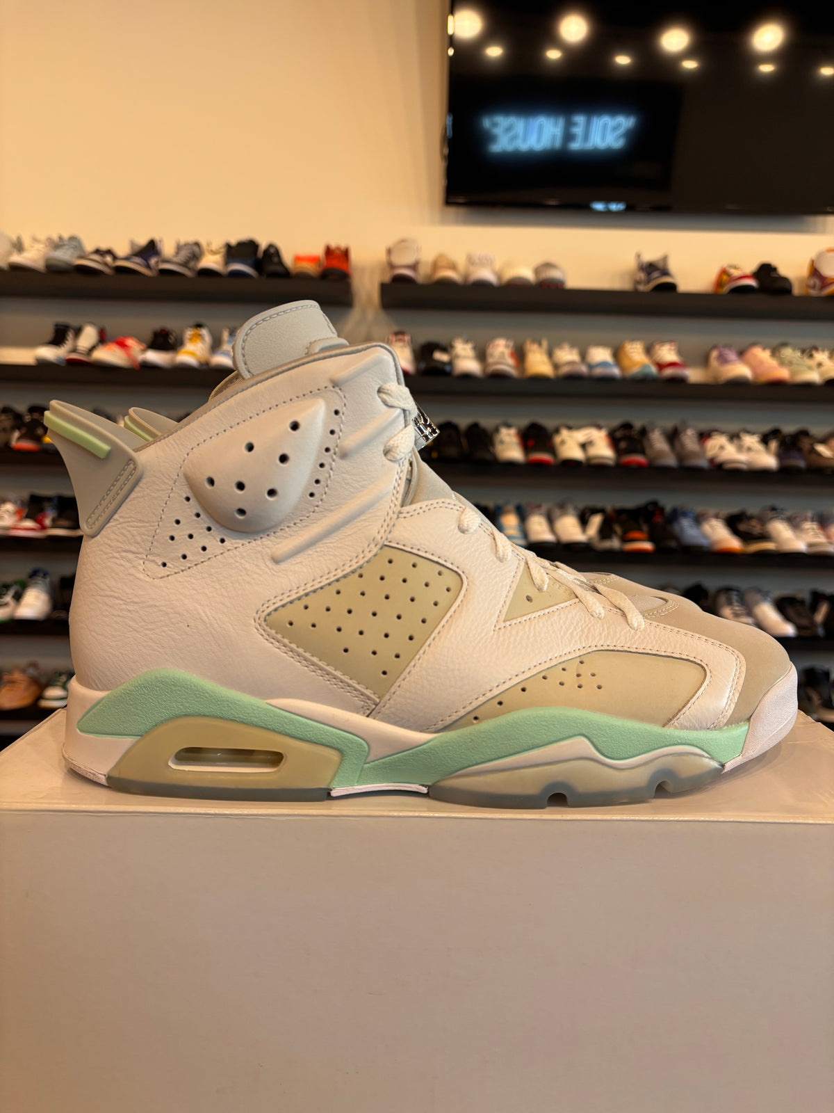 Jordan 6 Mint Size 10.5 (12W) Pre-Owned