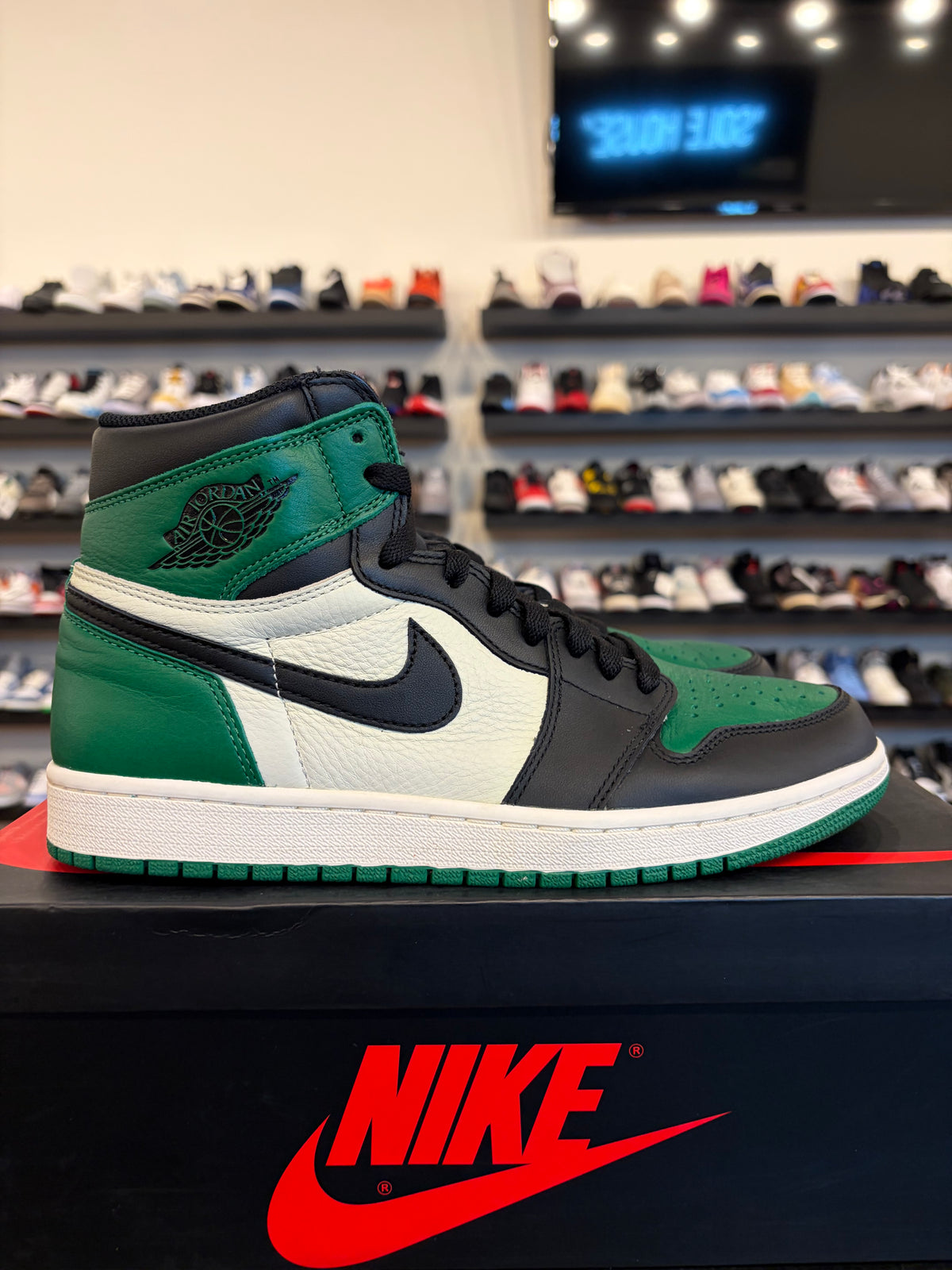 Jordan 1 Pine Green 1.0 Size 10 Pre-Owned