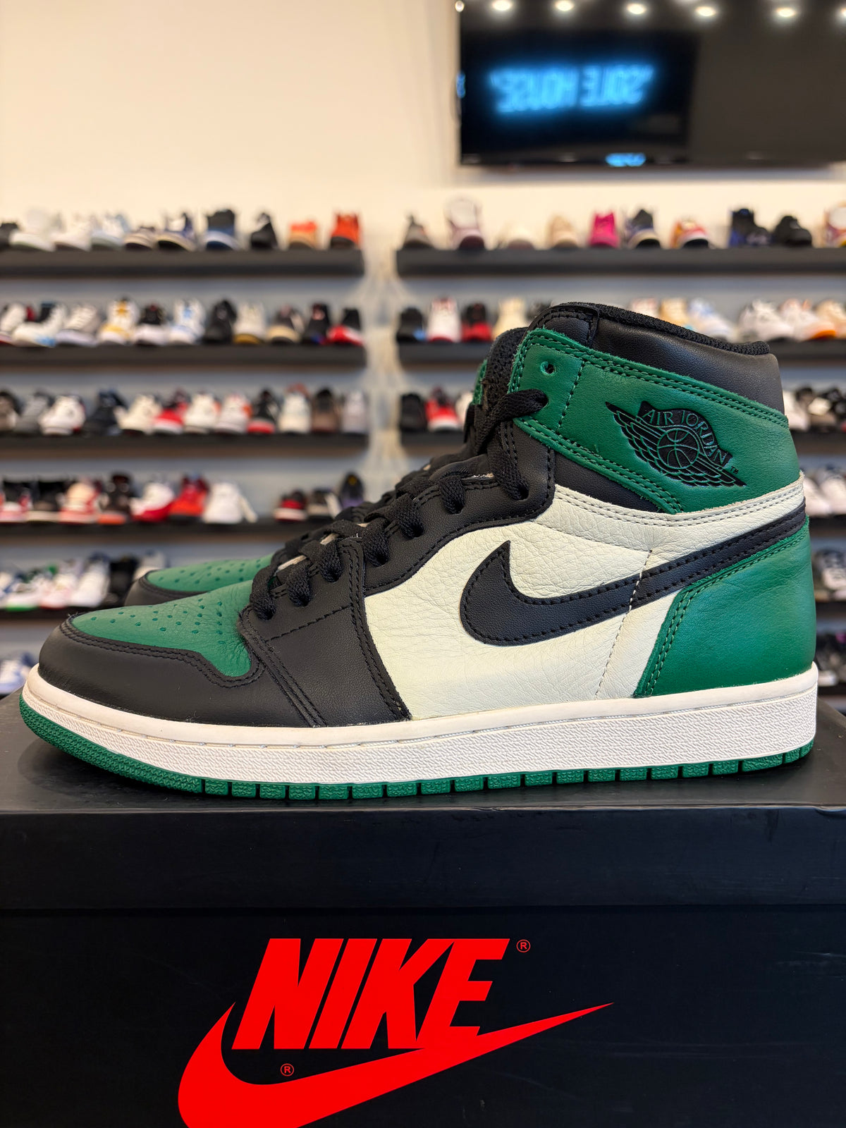 Jordan 1 Pine Green 1.0 Size 10 Pre-Owned