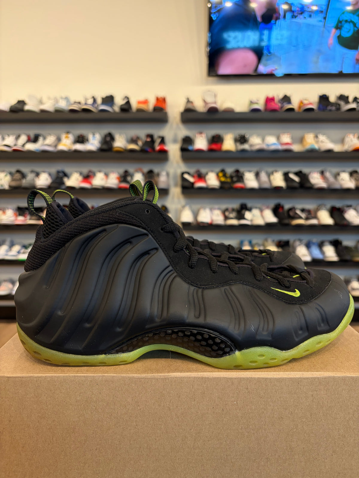 Nike Foamposite Black Volt Size 12 Pre-Owned (No Box)