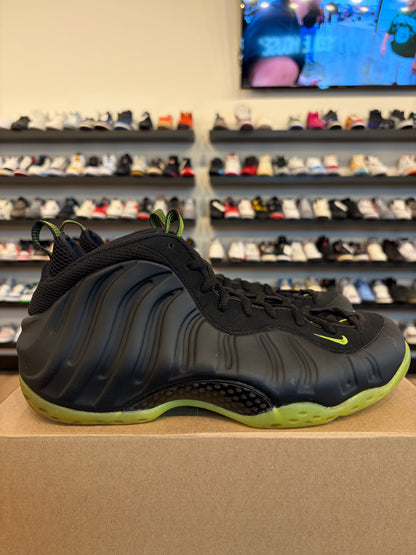 Nike Foamposite Black Volt Size 12 Pre-Owned (No Box)