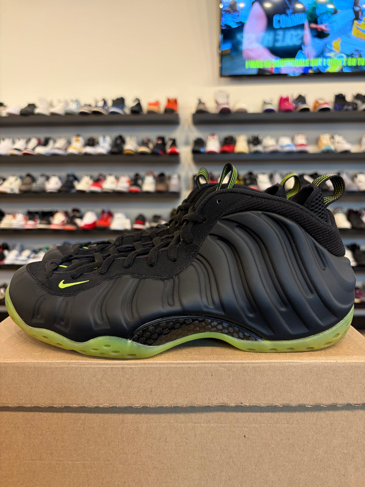Nike Foamposite Black Volt Size 12 Pre-Owned (No Box)