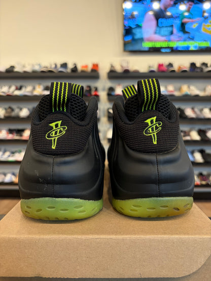 Nike Foamposite Black Volt Size 12 Pre-Owned (No Box)