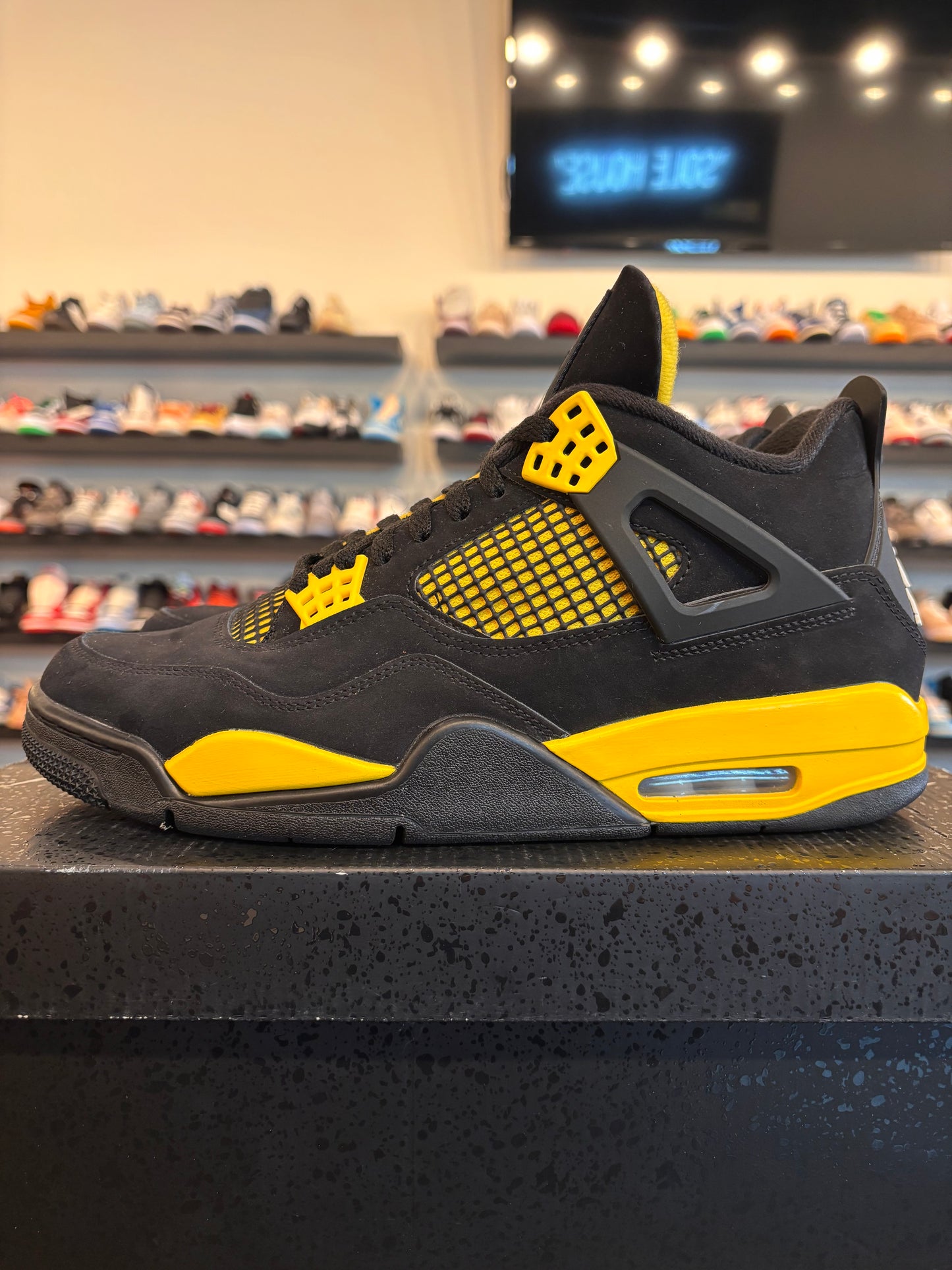 Jordan 4 Yellow Thunder Size 10.5 Pre-Owned