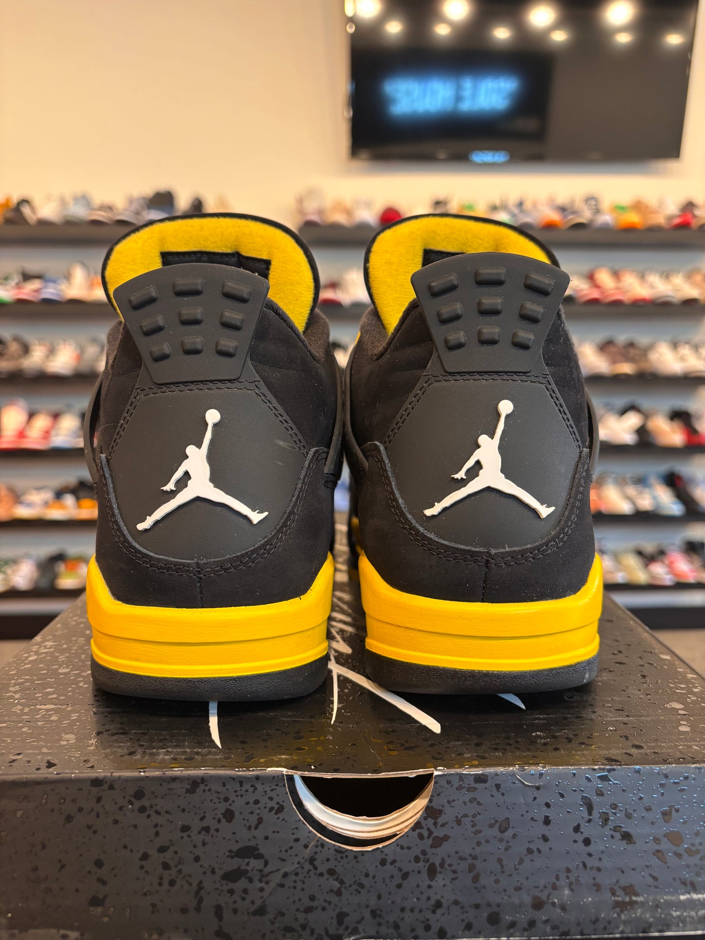Jordan 4 Yellow Thunder Size 10.5 Pre-Owned