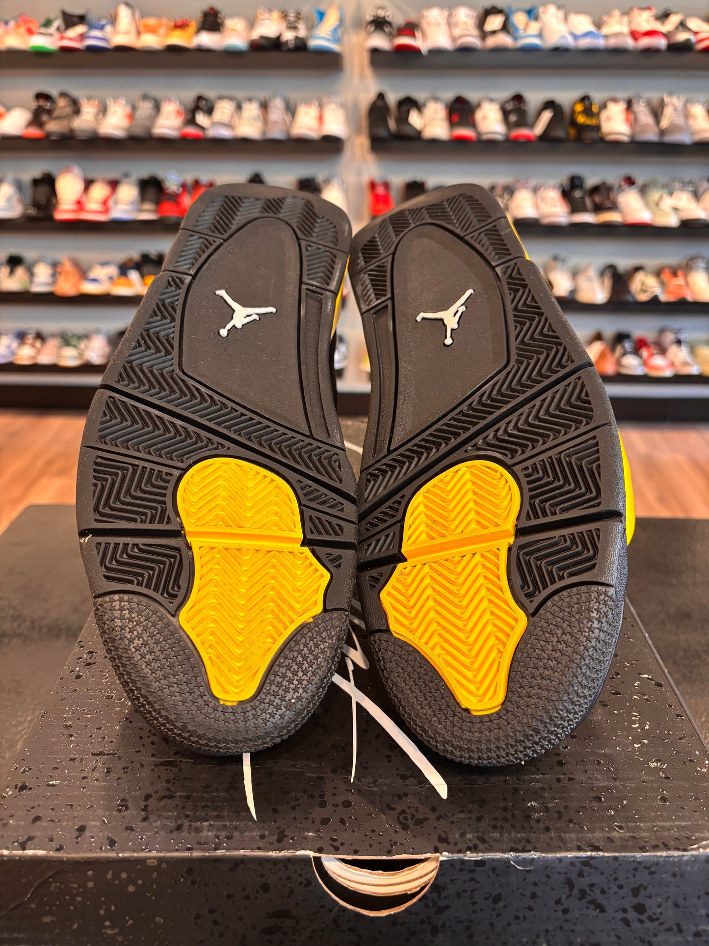 Jordan 4 Yellow Thunder Size 10.5 Pre-Owned