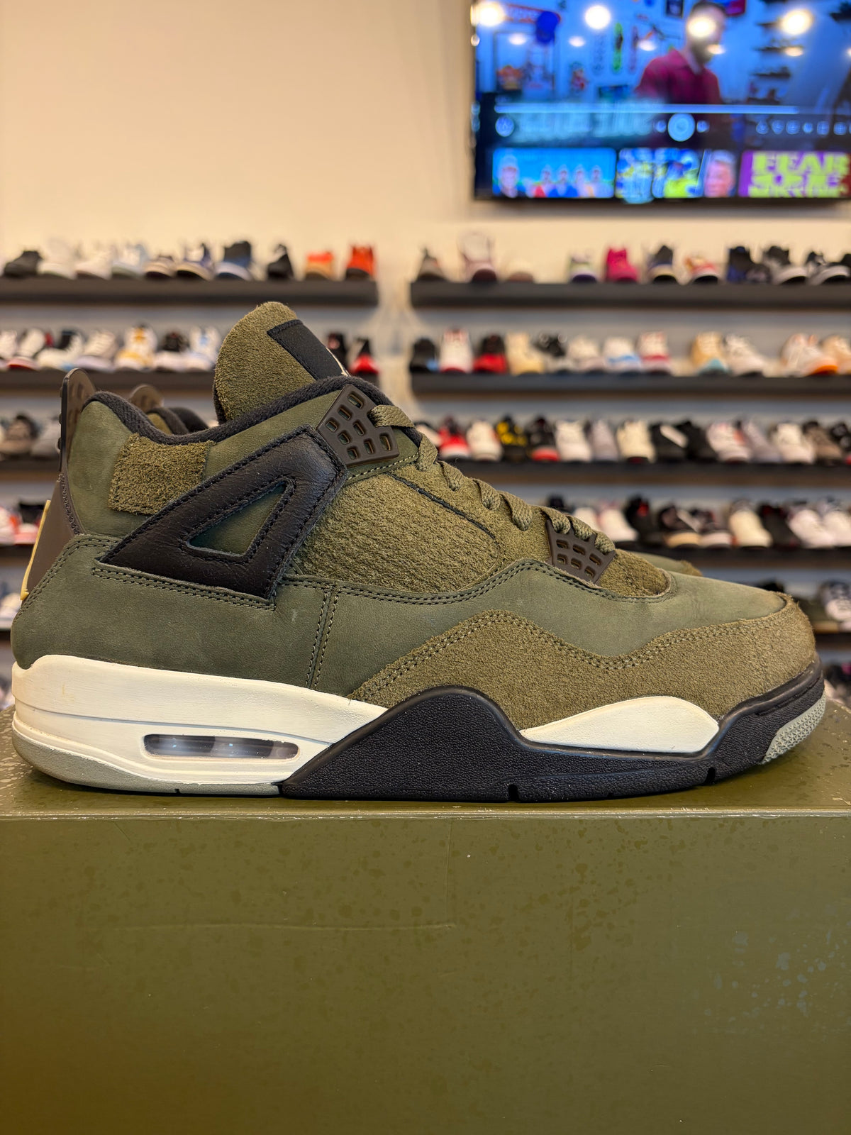 Jordan 4 Craft Olive Size 12 Pre-Owned