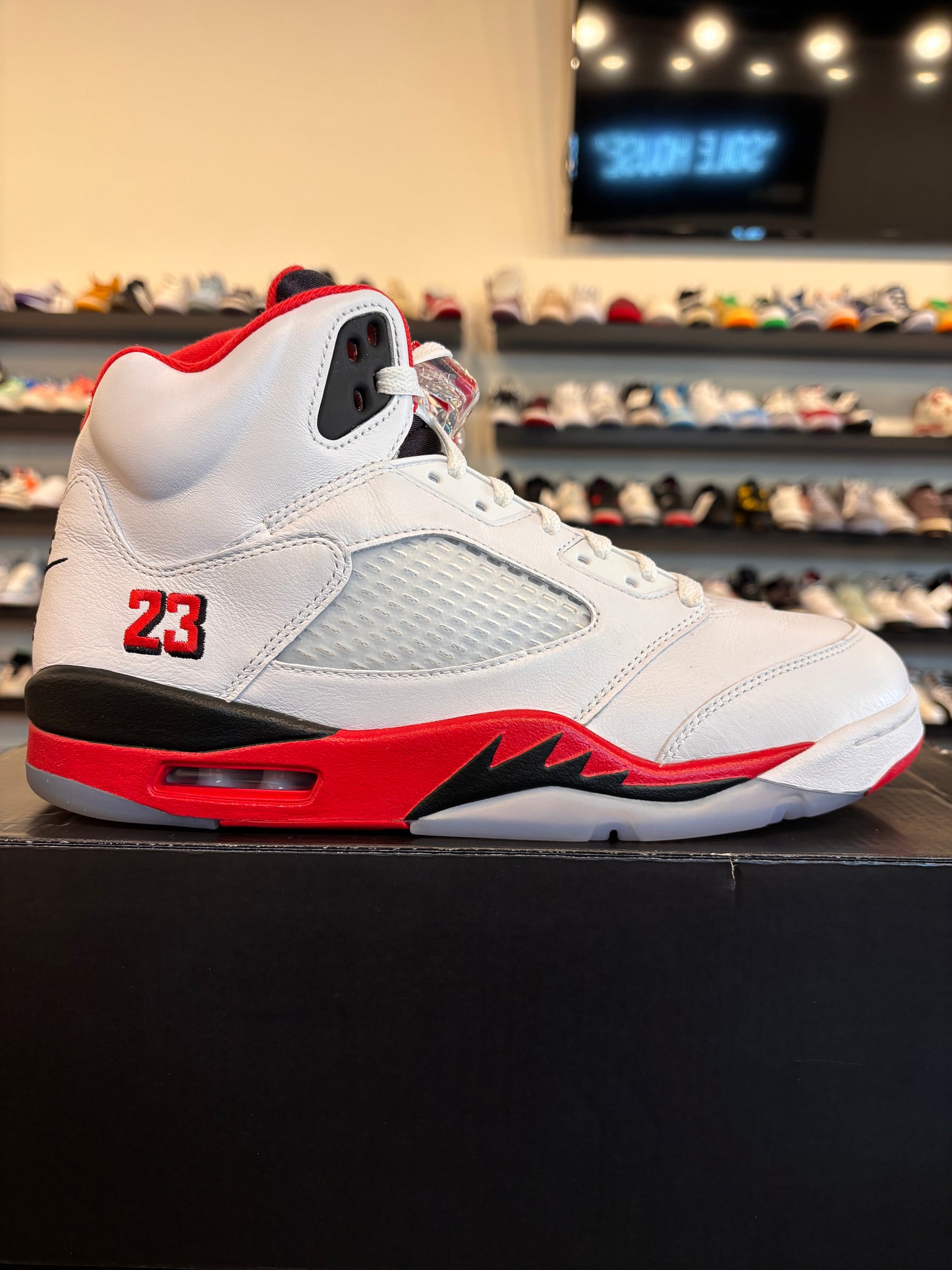 Jordan 5 Fire Red 2025 Size 10.5 Pre-Owned