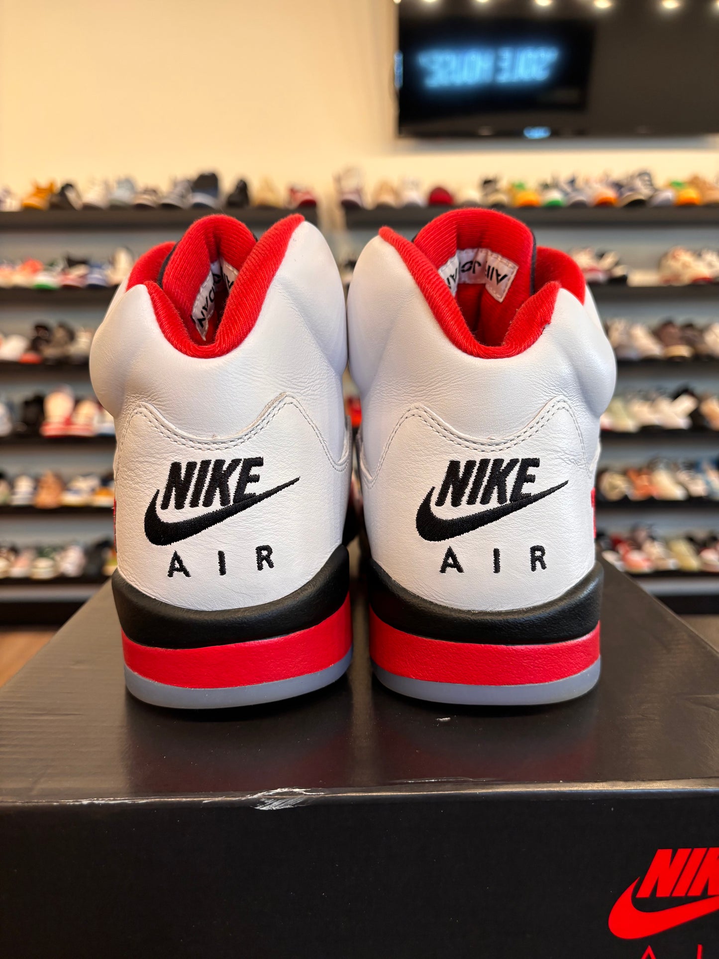 Jordan 5 Fire Red 2025 Size 10.5 Pre-Owned