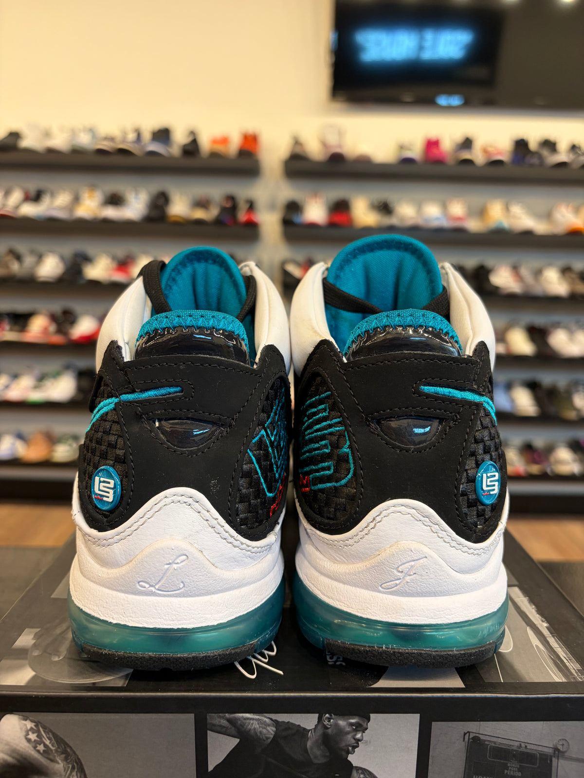 Nike Lebron 7 NFW Red Carpet Size 8 Pre-Owned