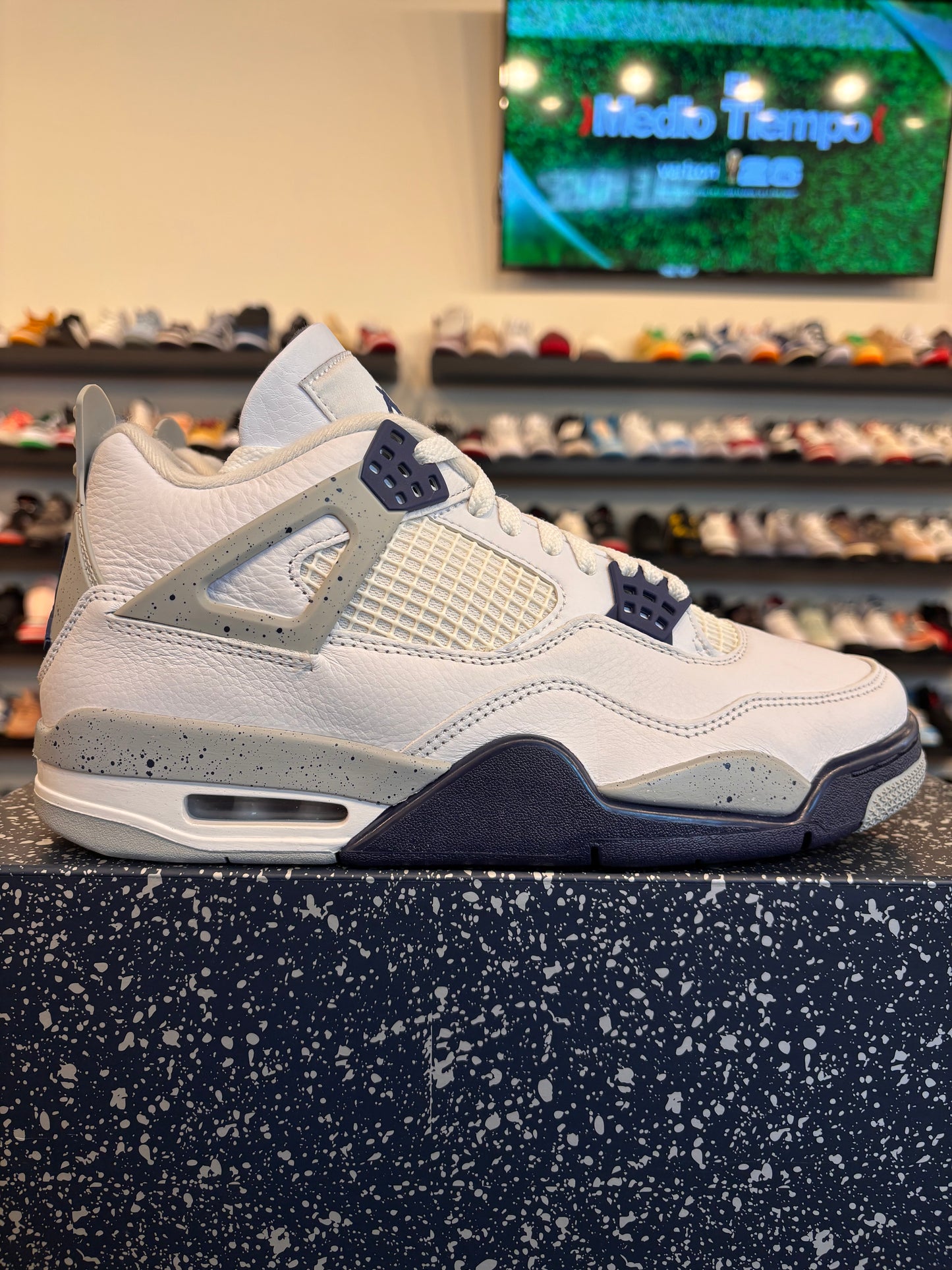Jordan 4 Midnight Navy Size 9.5 Pre-Owned