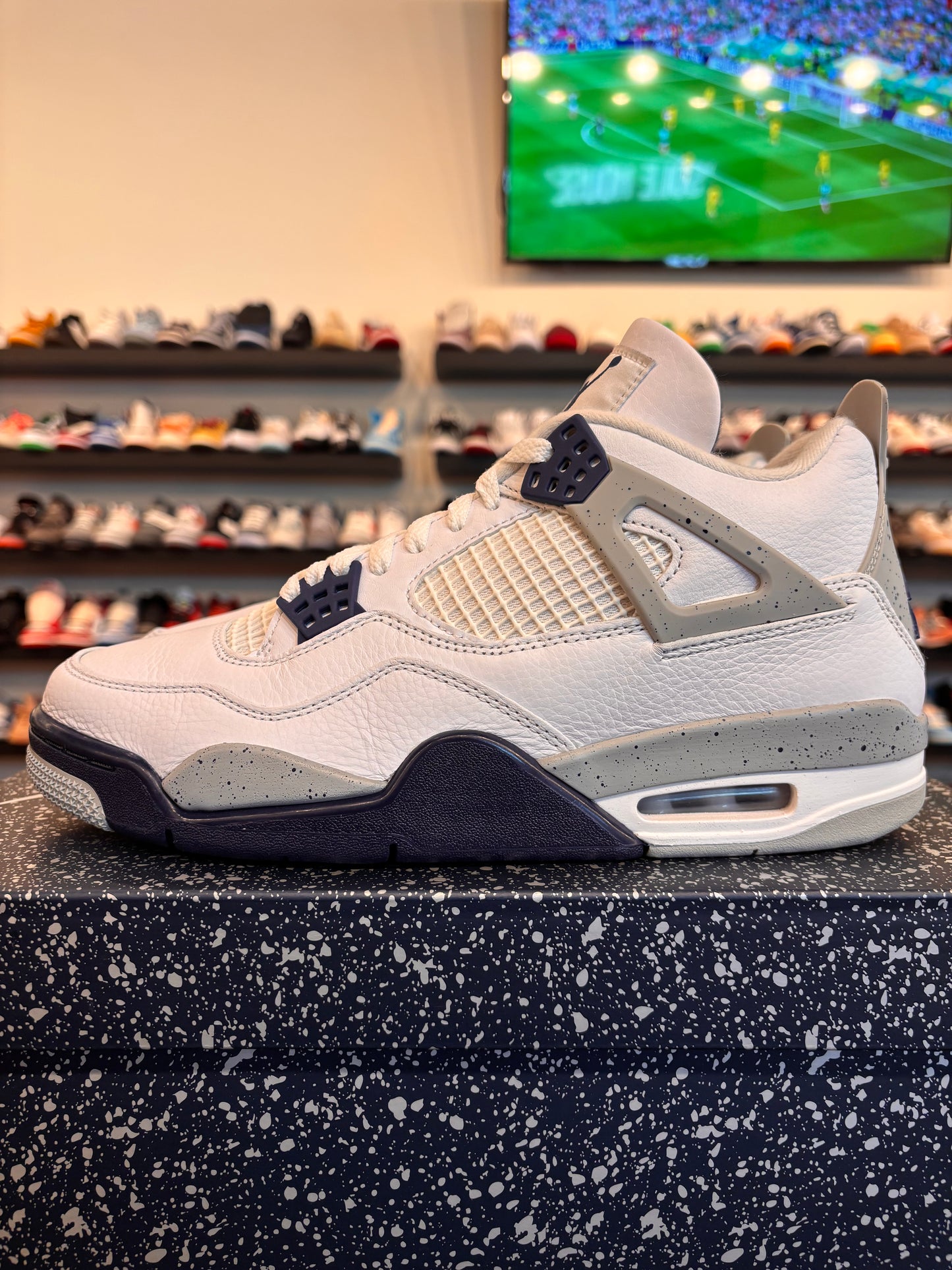 Jordan 4 Midnight Navy Size 9.5 Pre-Owned