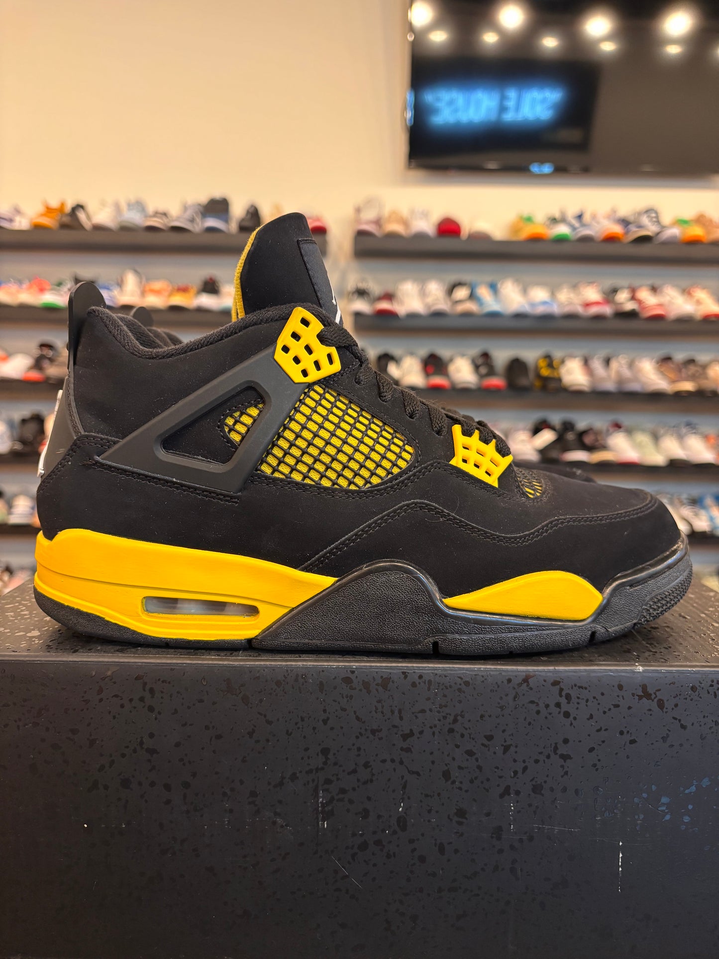 Jordan 4 Yellow Thunder Size 9.5 Pre-Owned