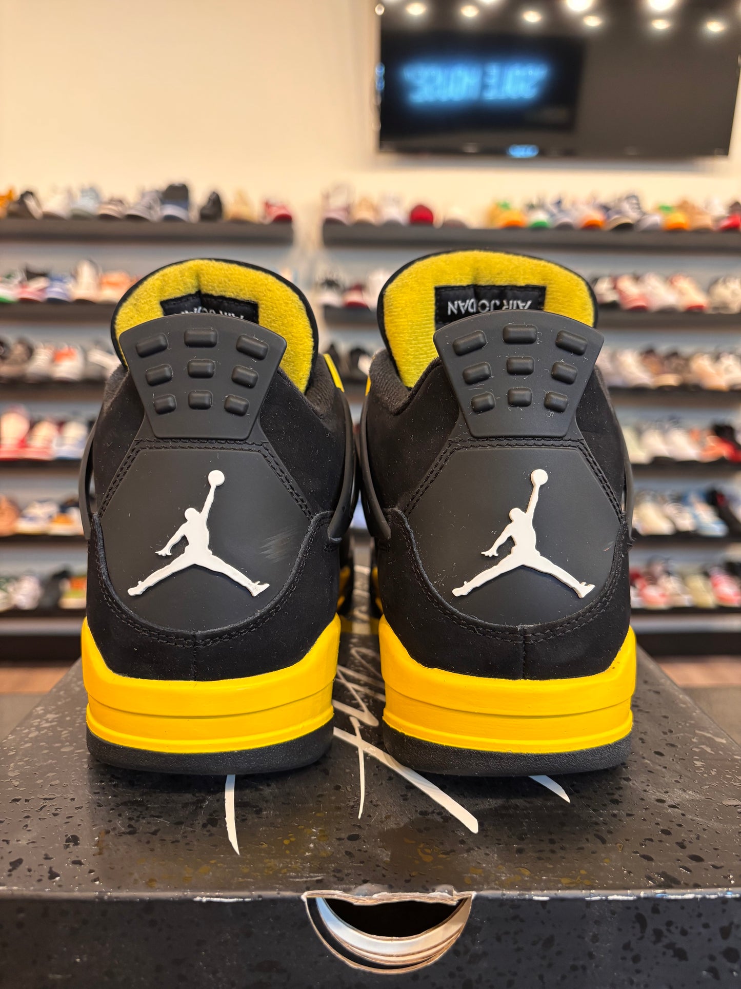 Jordan 4 Yellow Thunder Size 9.5 Pre-Owned