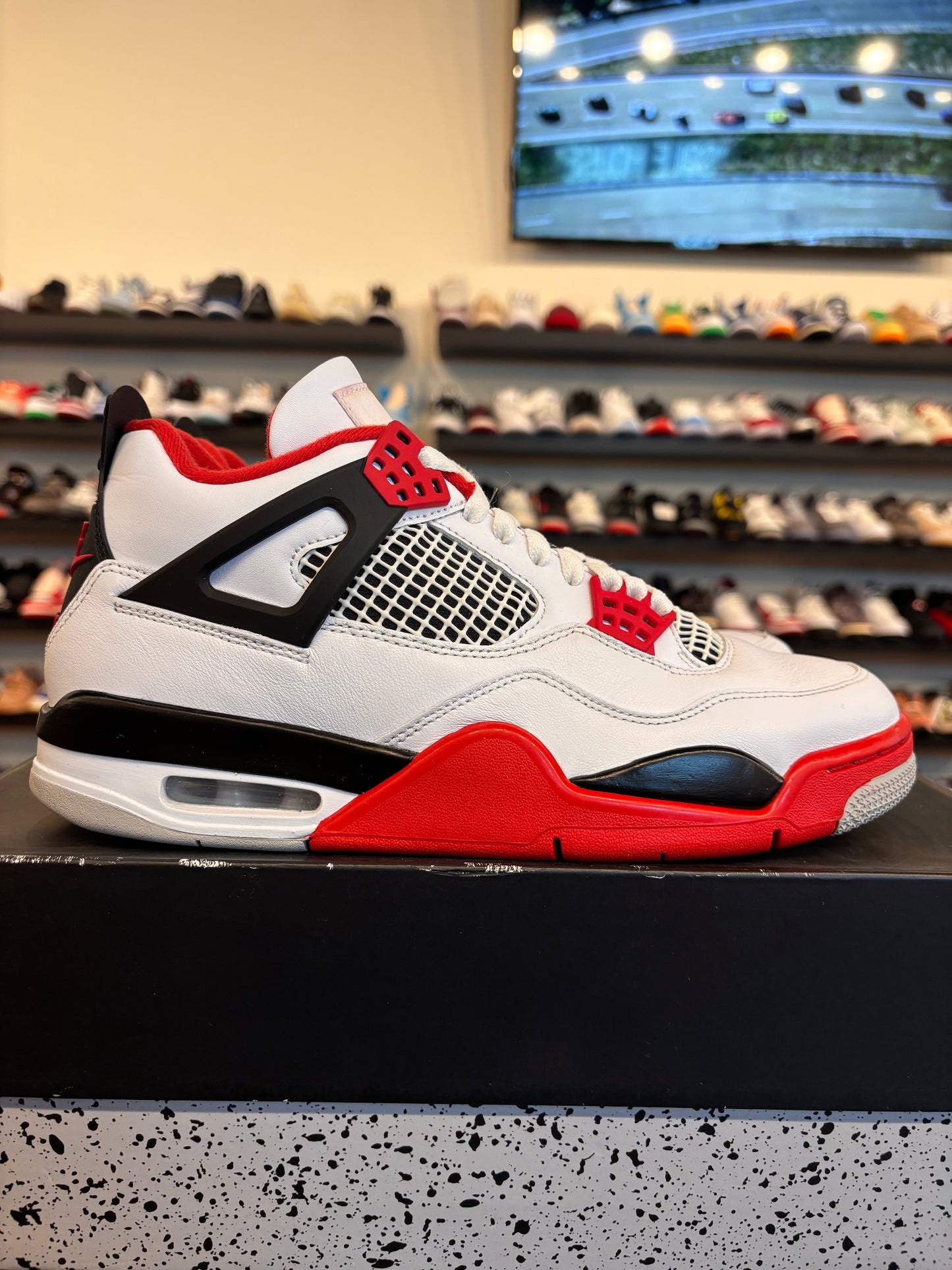 Jordan 4 Fire Red 2020 Size 8.5 Pre-Owned