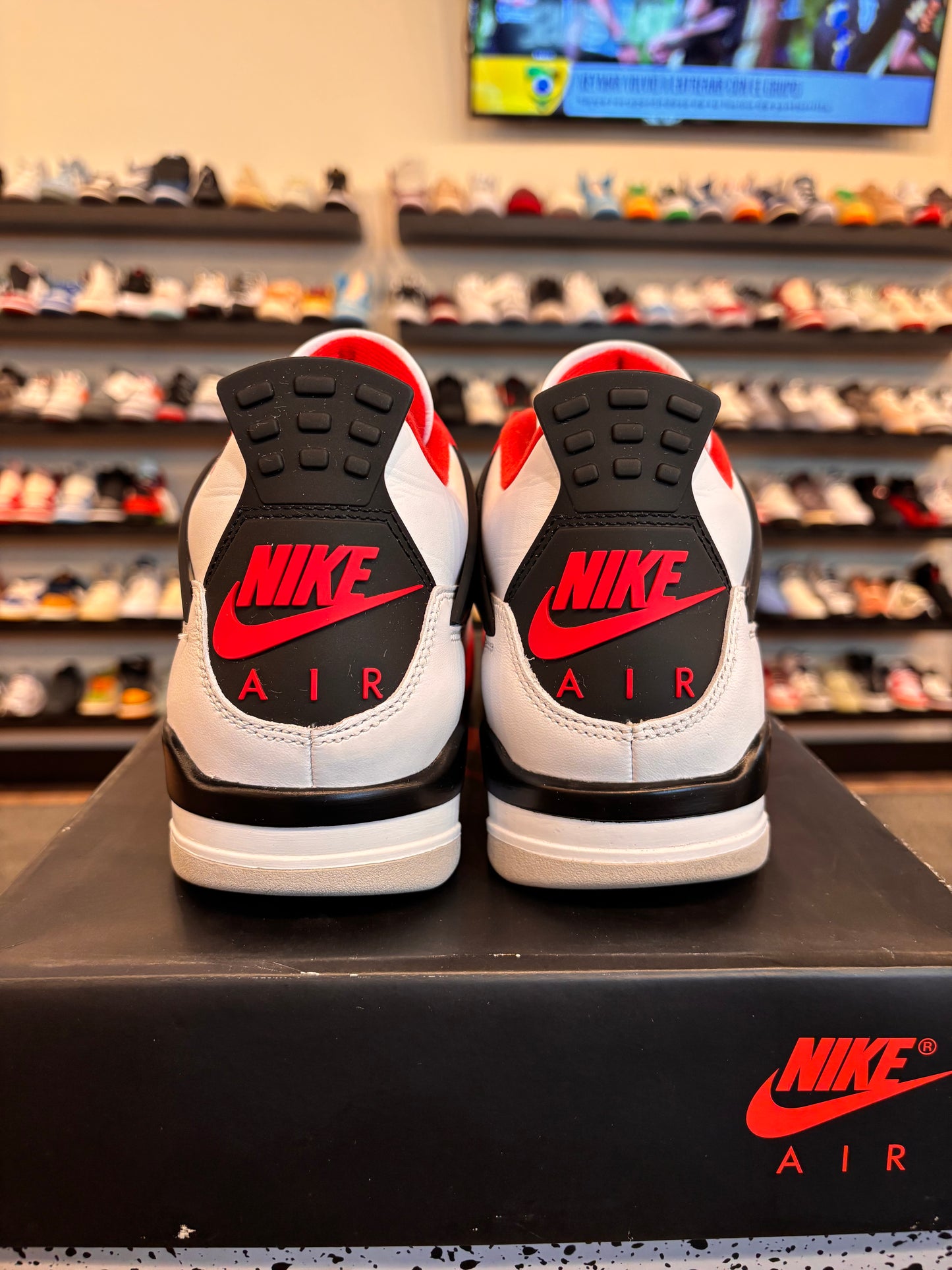 Jordan 4 Fire Red 2020 Size 8.5 Pre-Owned