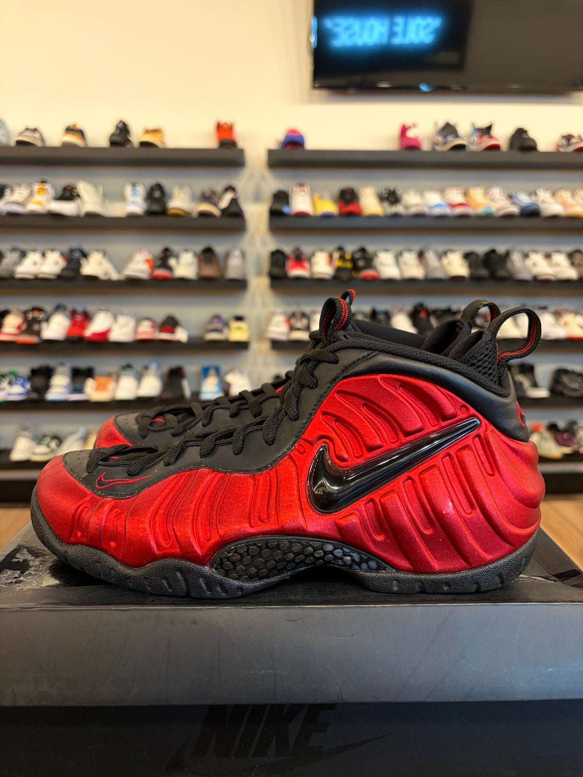 Nike Foamposite University Red Size 9 Pre-Owned