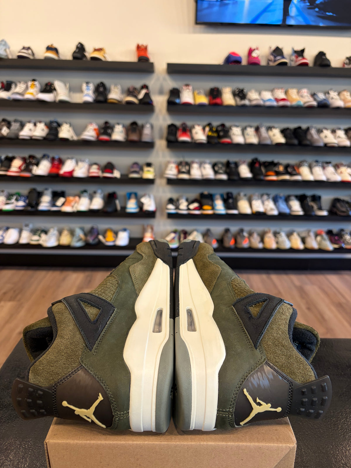 Jordan 4 Craft Olive Size 10.5 Pre-Owned (No Box)