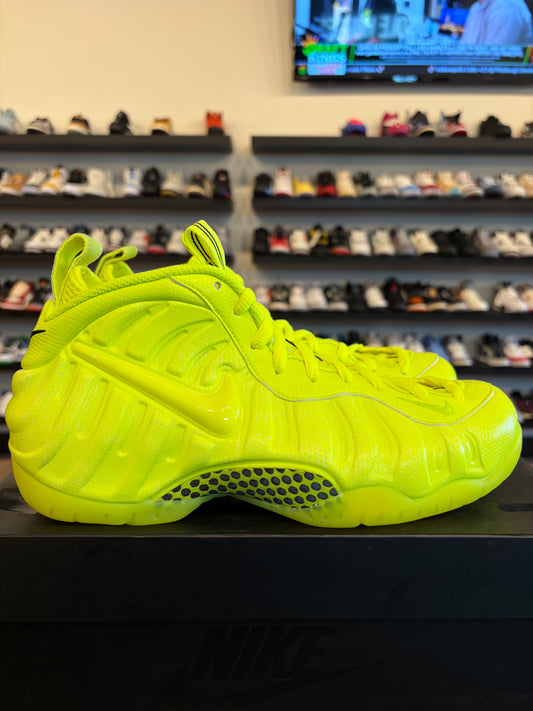 Nike Foamposite Volt 2021 Size 9 Brand New