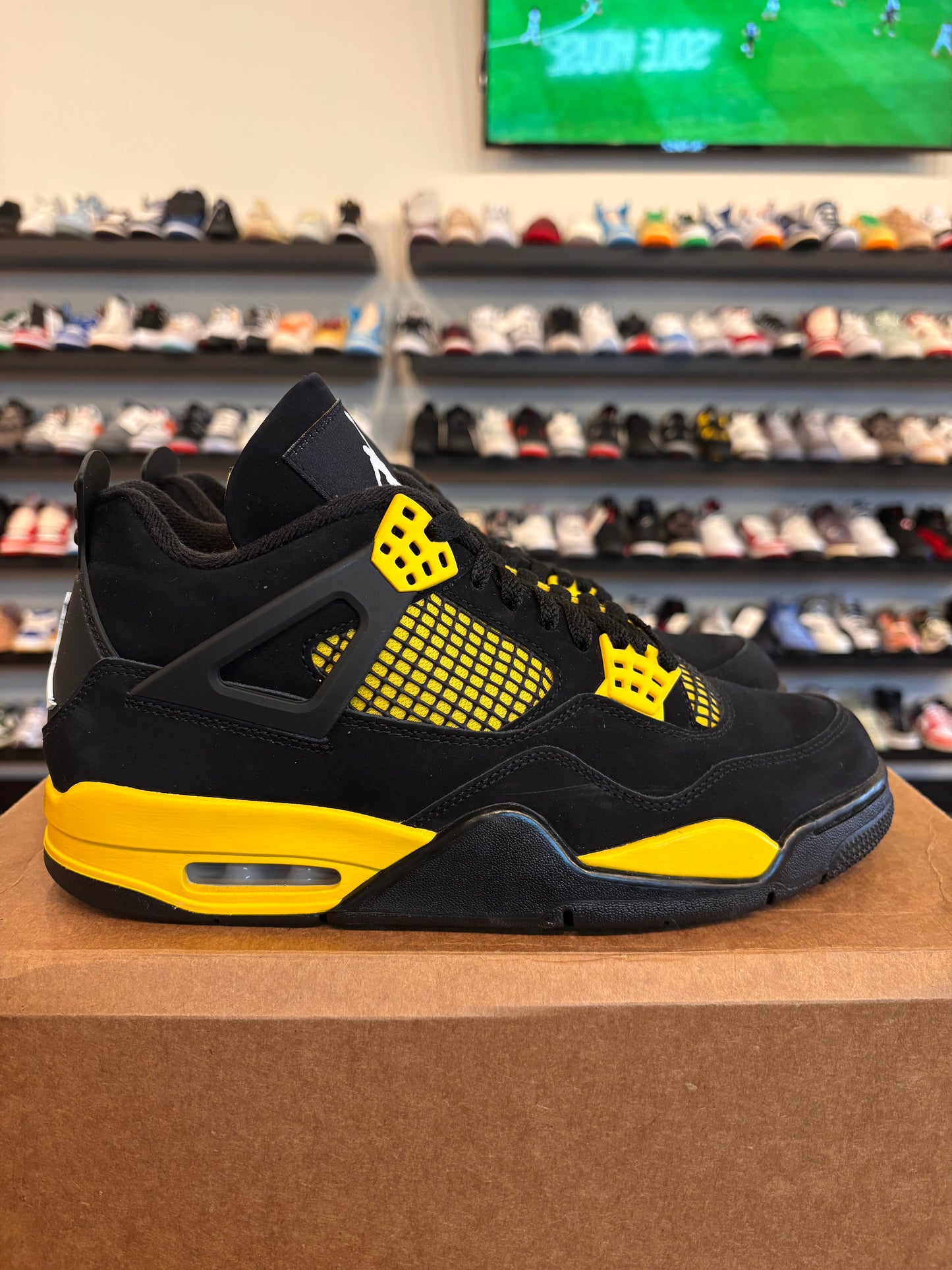 Jordan 4 Yellow Thunder Size 8.5 Pre-Owned (No Box)