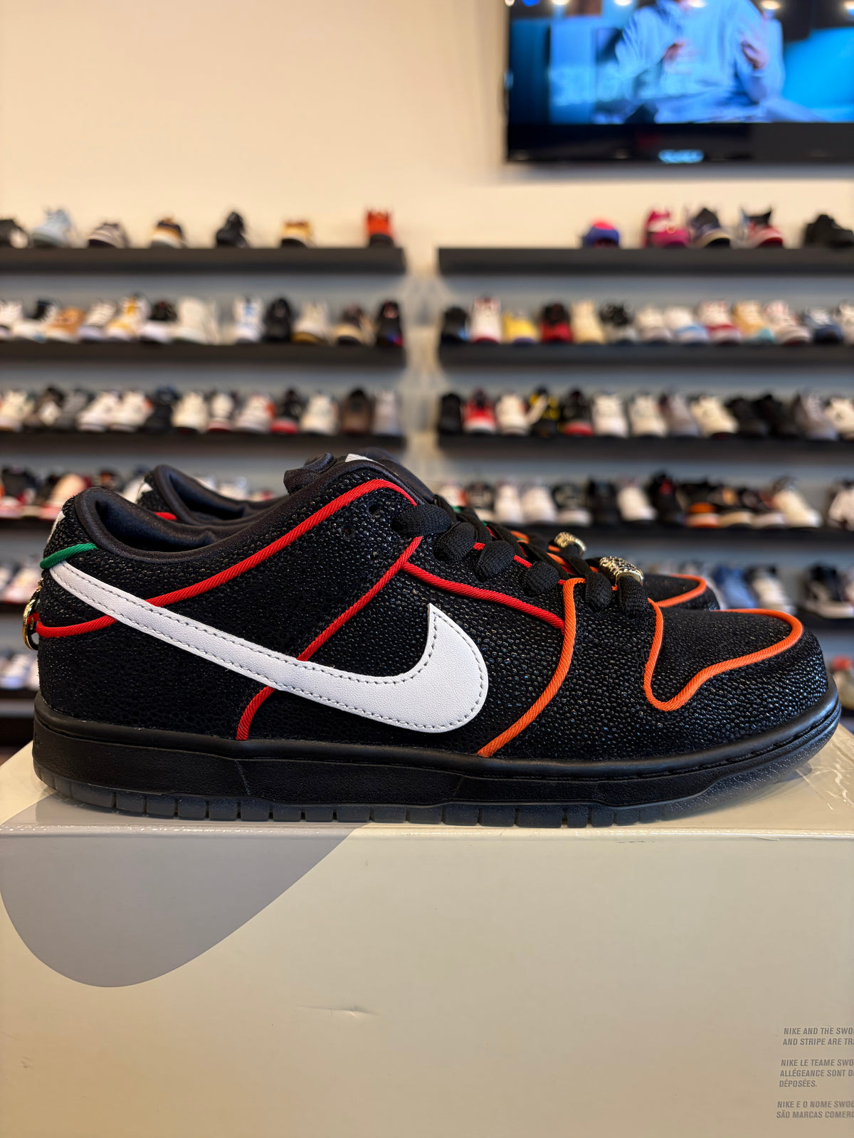 Nike SB Dunk Low Bronx Size 8.5 Pre-Owned