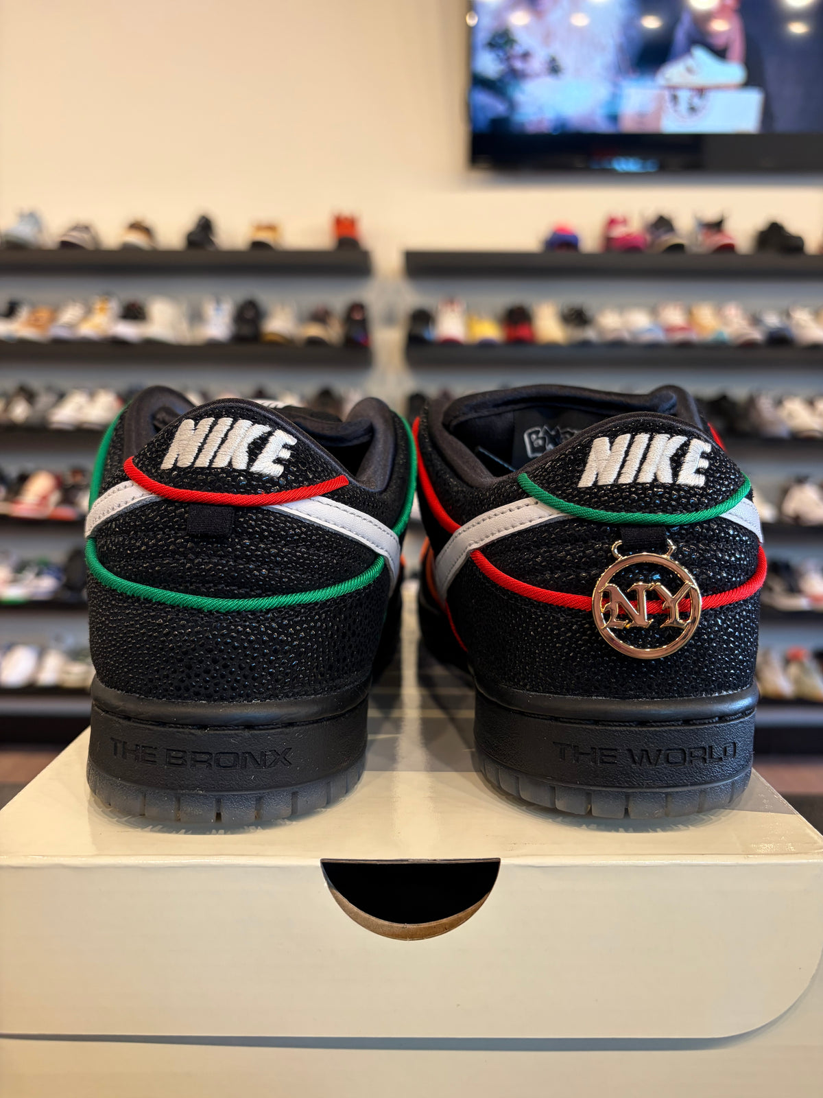 Nike SB Dunk Low Bronx Size 8.5 Pre-Owned