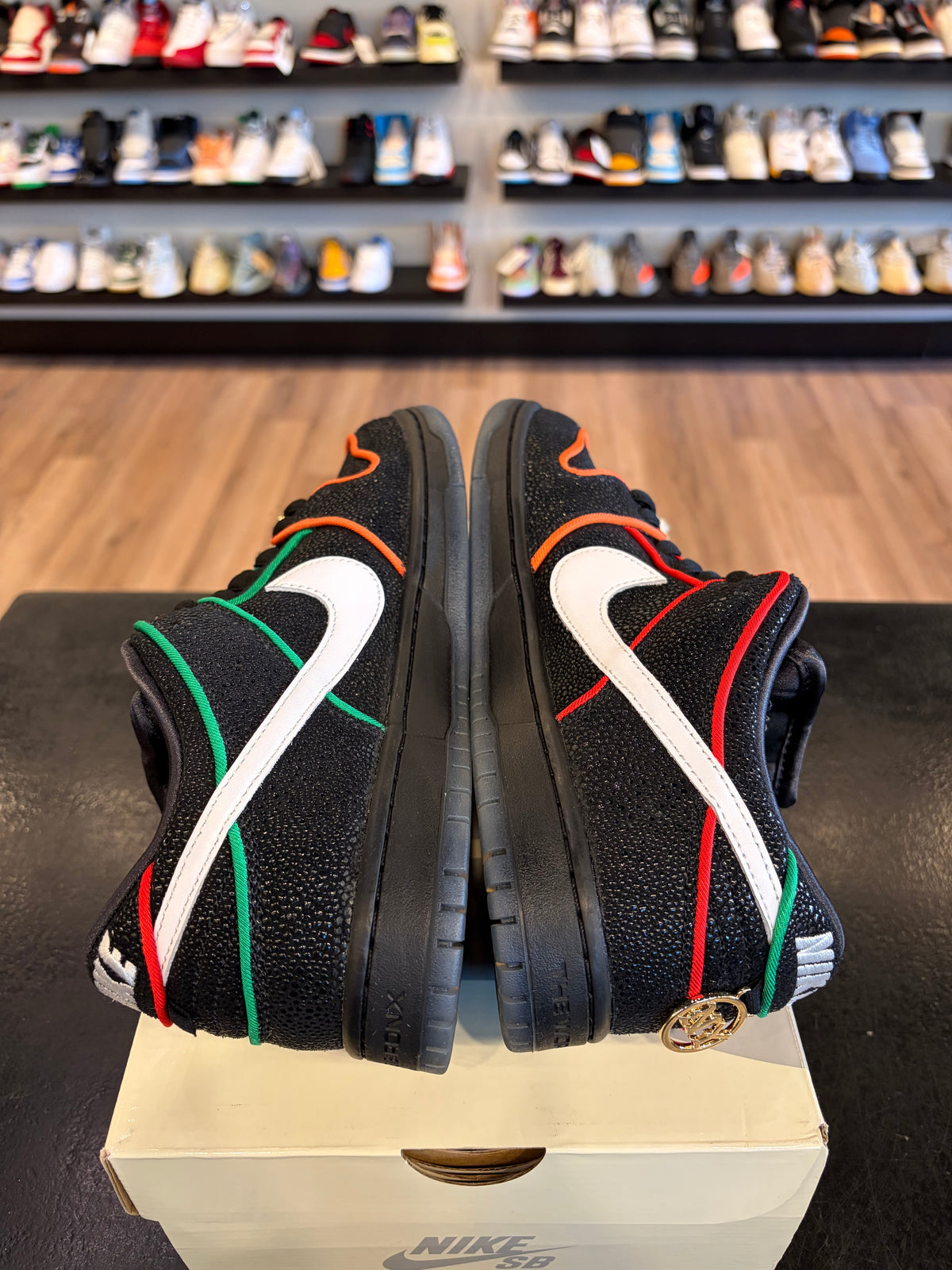 Nike SB Dunk Low Bronx Size 8.5 Pre-Owned