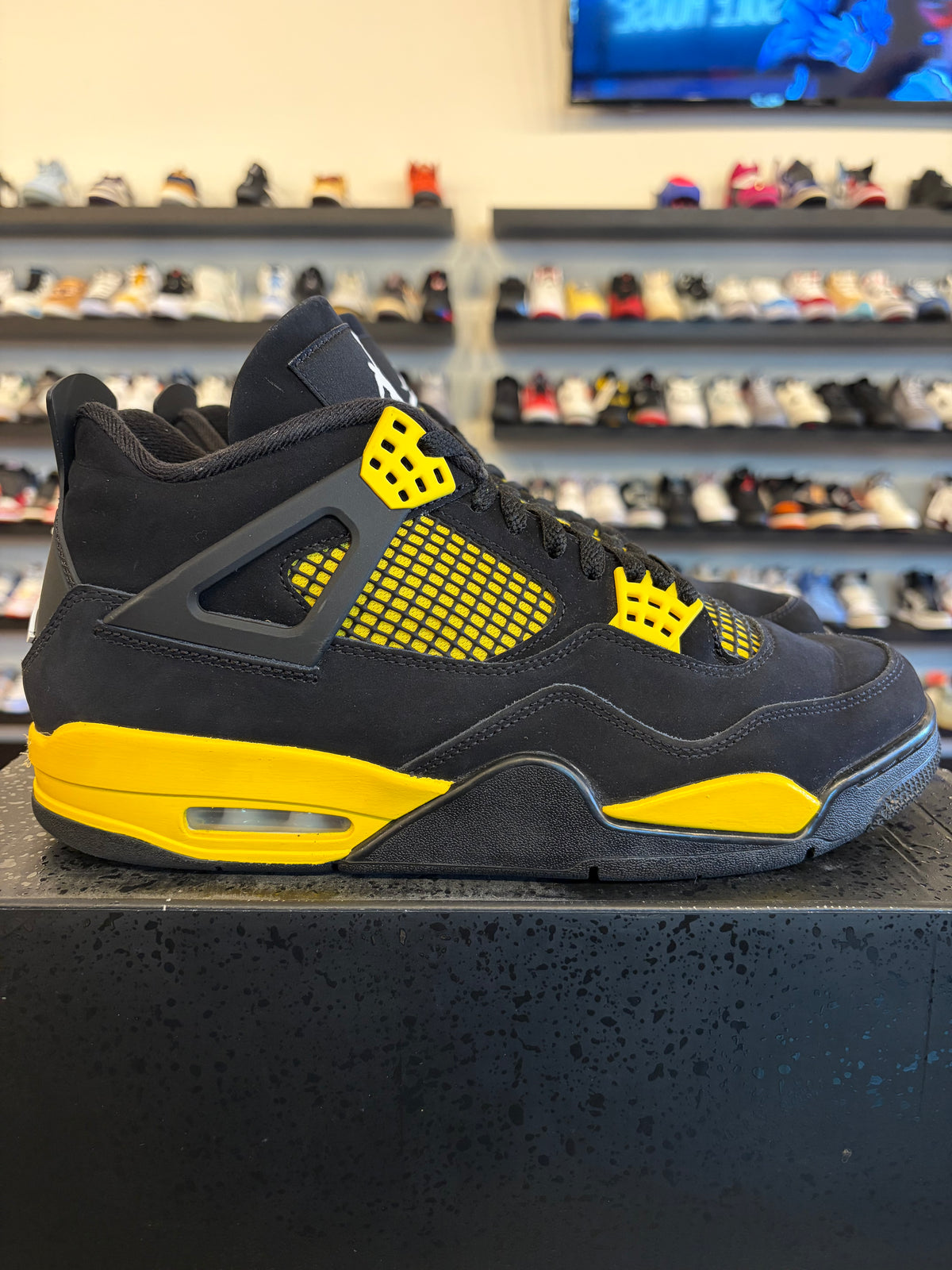 Jordan 4 Yellow Thunder Size 10.5 Pre-Owned