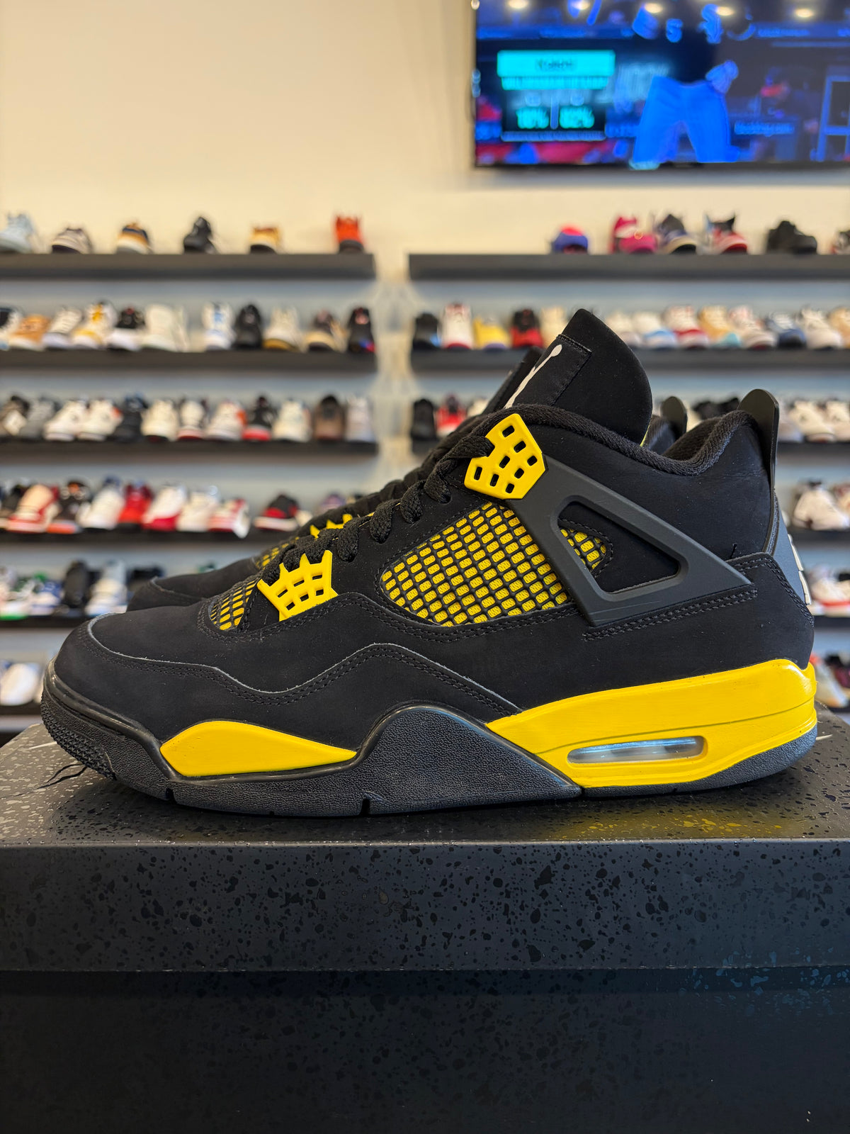 Jordan 4 Yellow Thunder Size 10.5 Pre-Owned