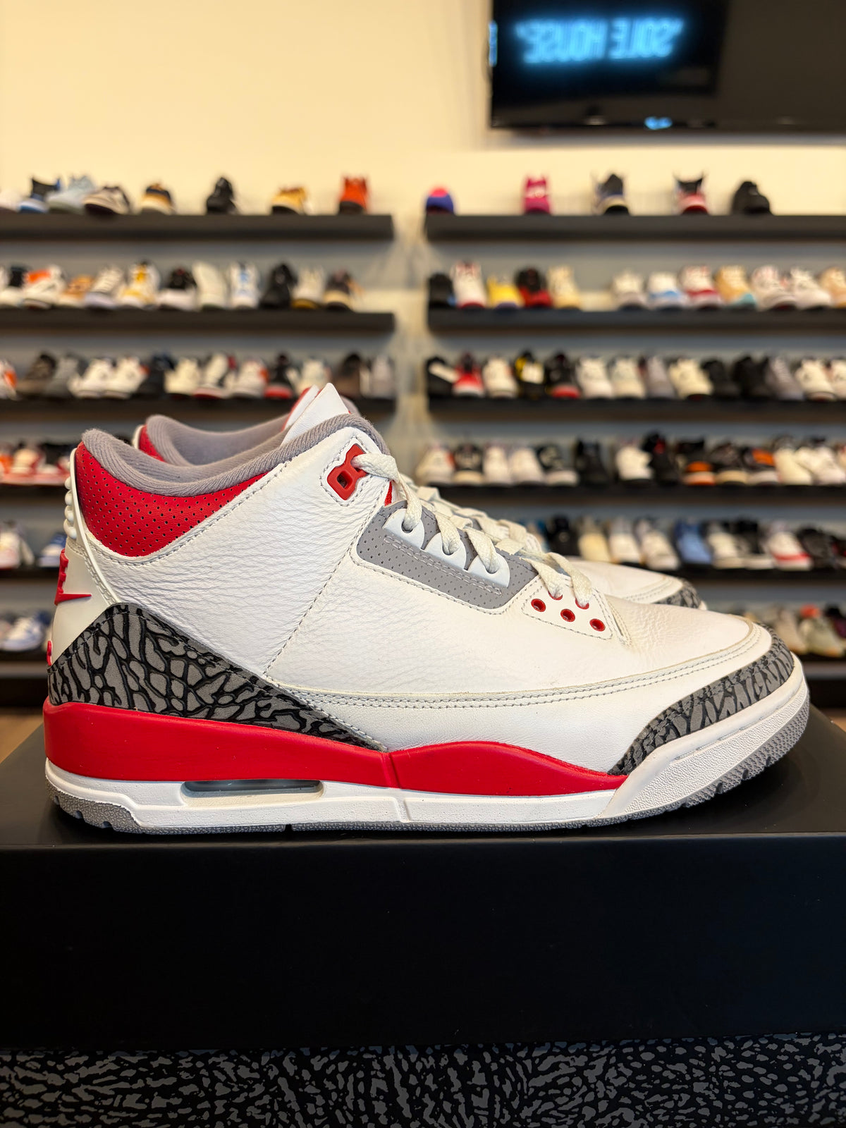 Jordan 3 Fire Red 2022 Size 9.5 Pre-Owned