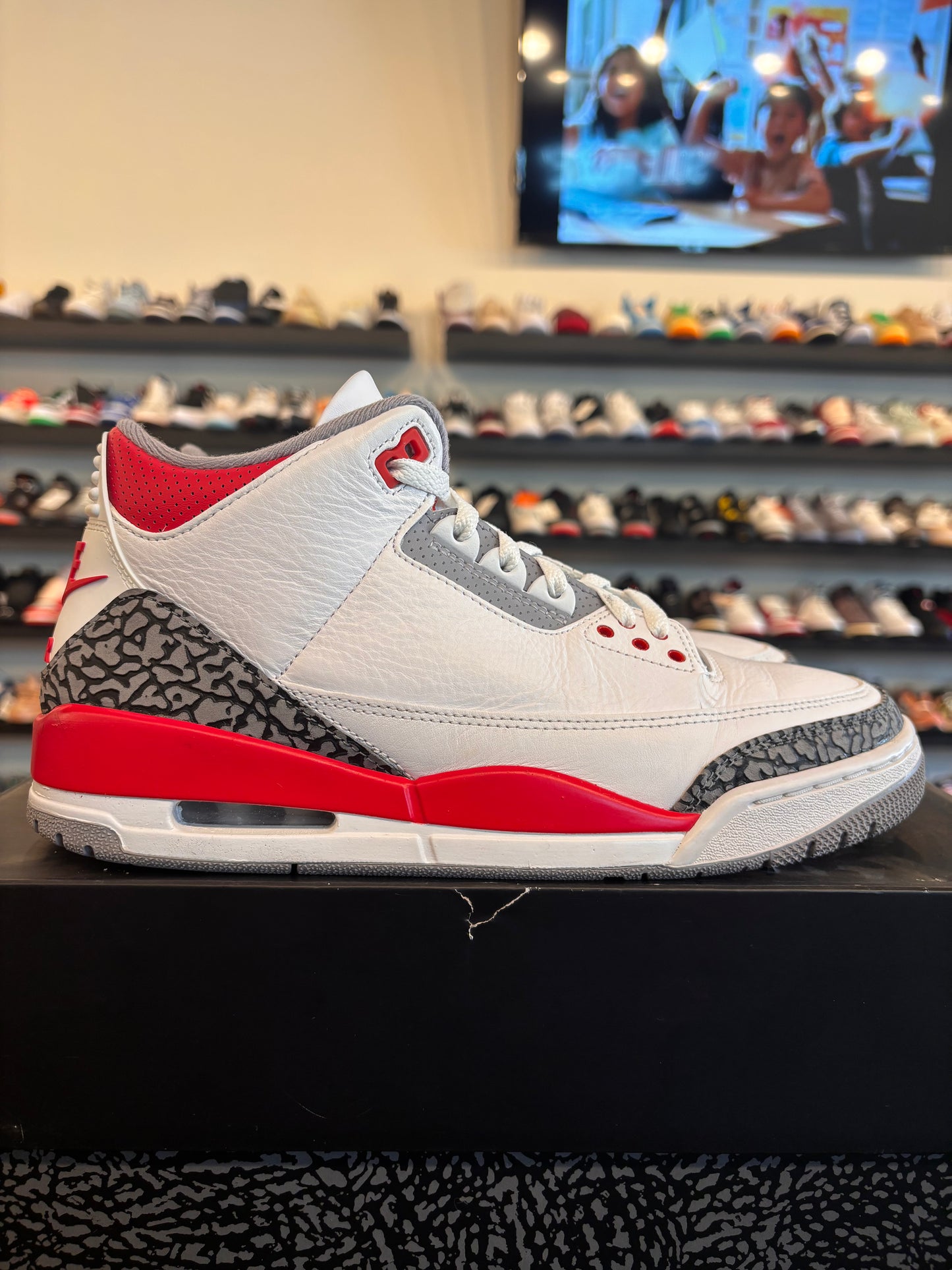 Jordan 3 Fire Red 2022 Size 9 Pre-Owned