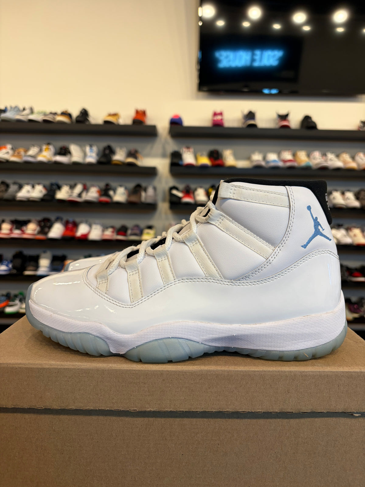 Jordan 11 Legend Blue 2024 Size 10.5 Pre-Owned (No Box)