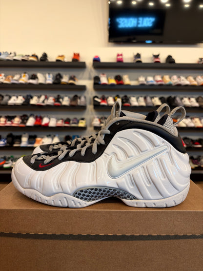 Nike Foamposite White Black Size 9.5 Pre-Owned (No Box)