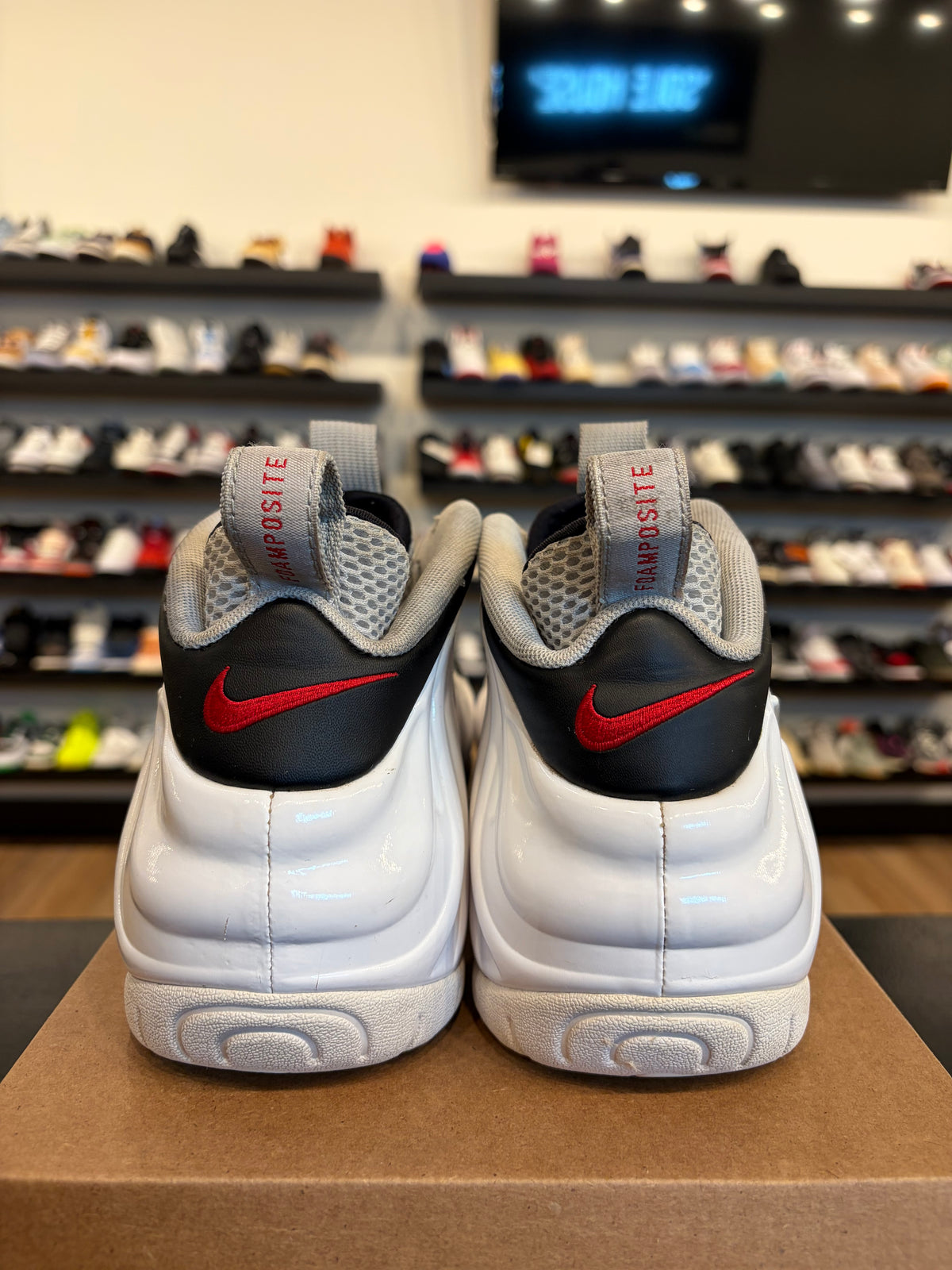 Nike Foamposite White Black Size 9.5 Pre-Owned (No Box)