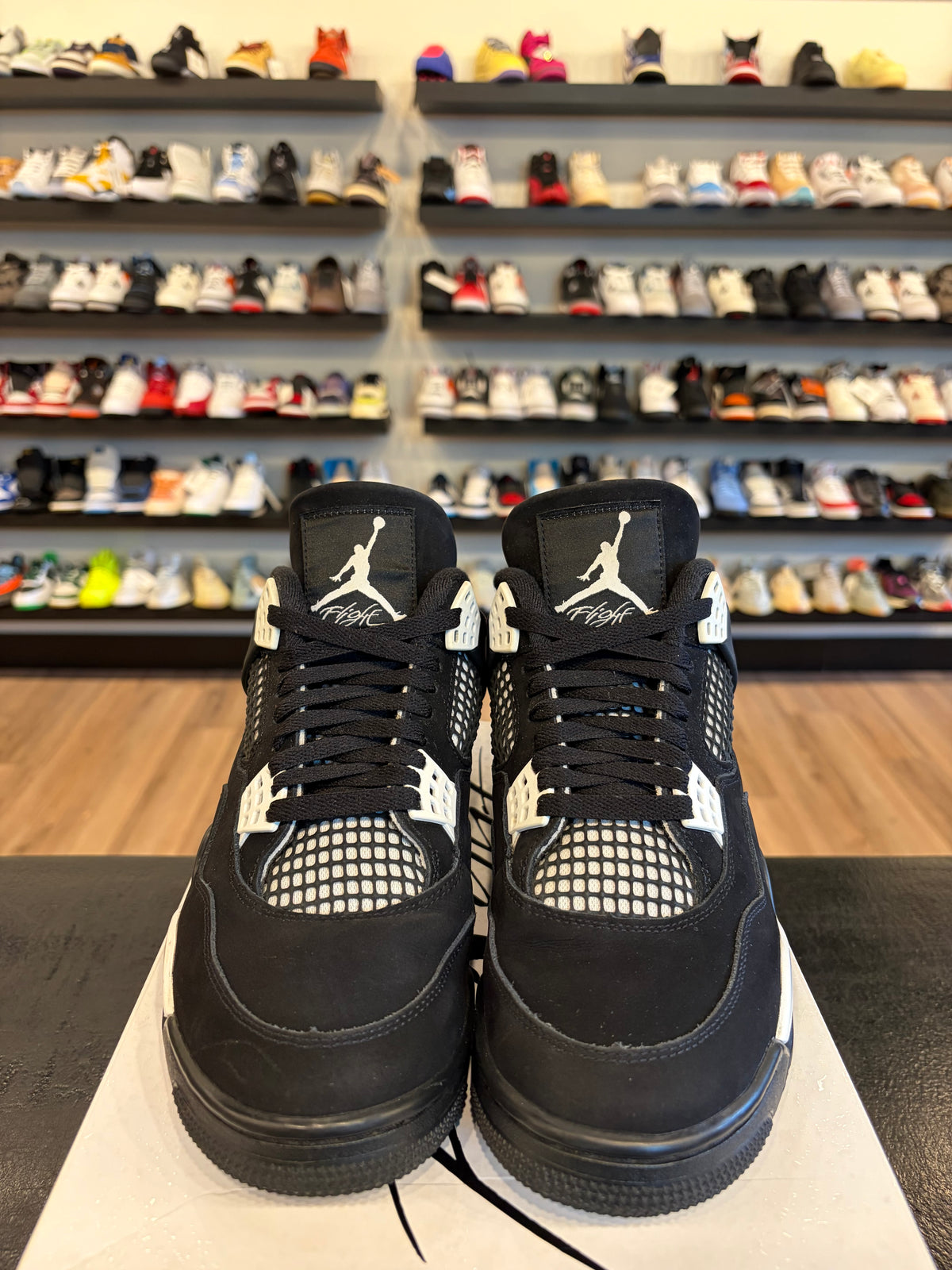 Jordan 4 White Thunder Size 9 Pre-Owned