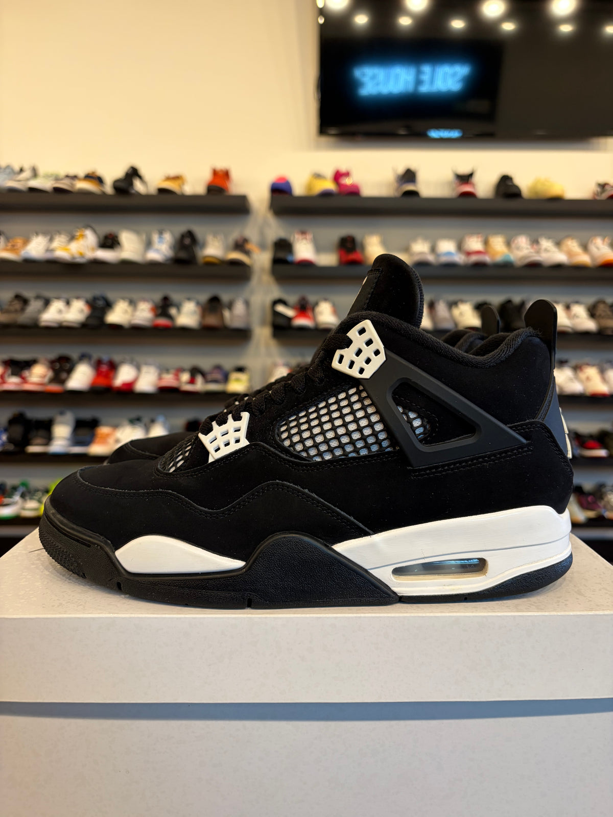 Jordan 4 White Thunder Size 9 Pre-Owned