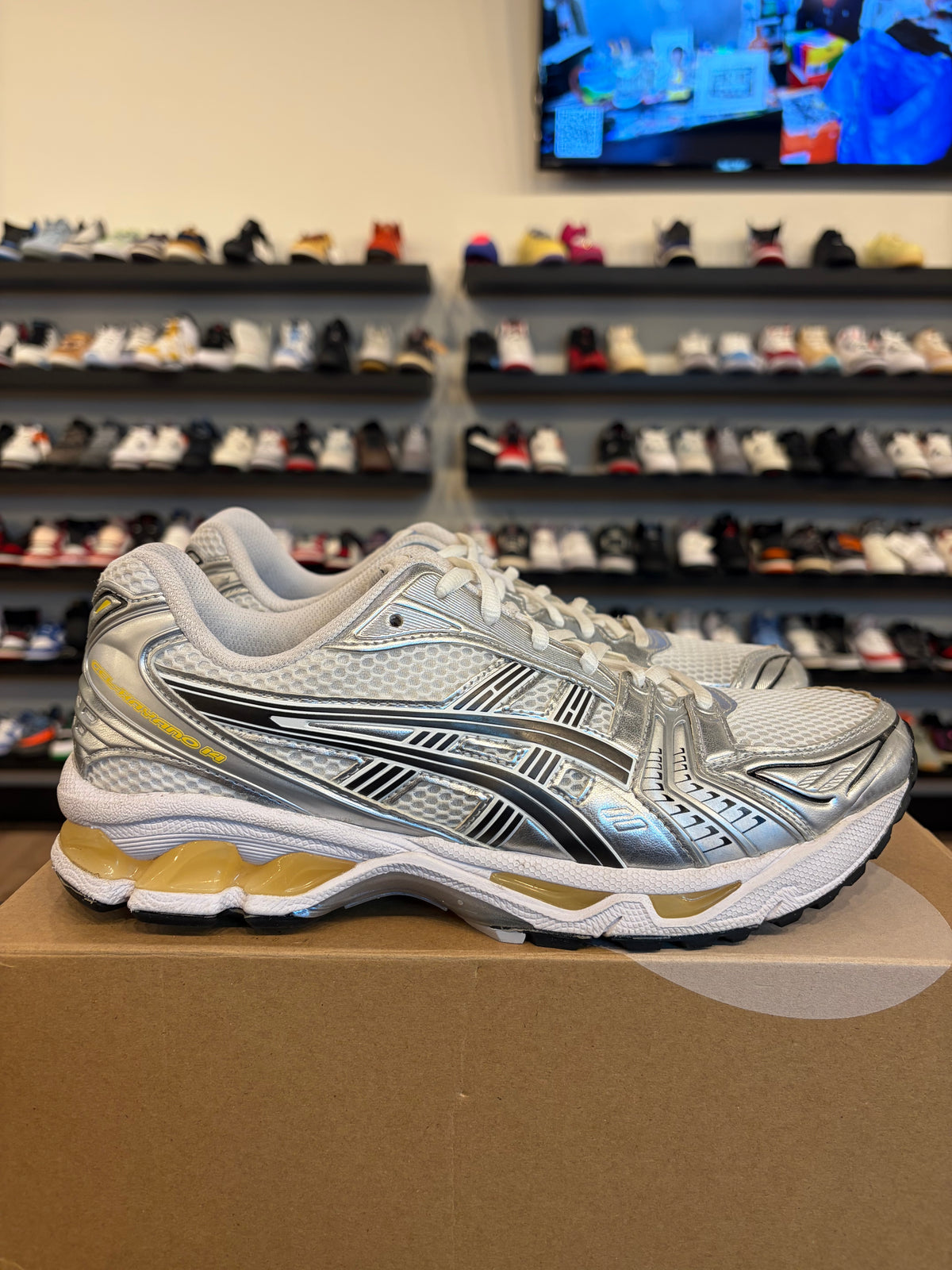 ASICS Gel Kayano White Yellow Size 9.5 Pre-Owned