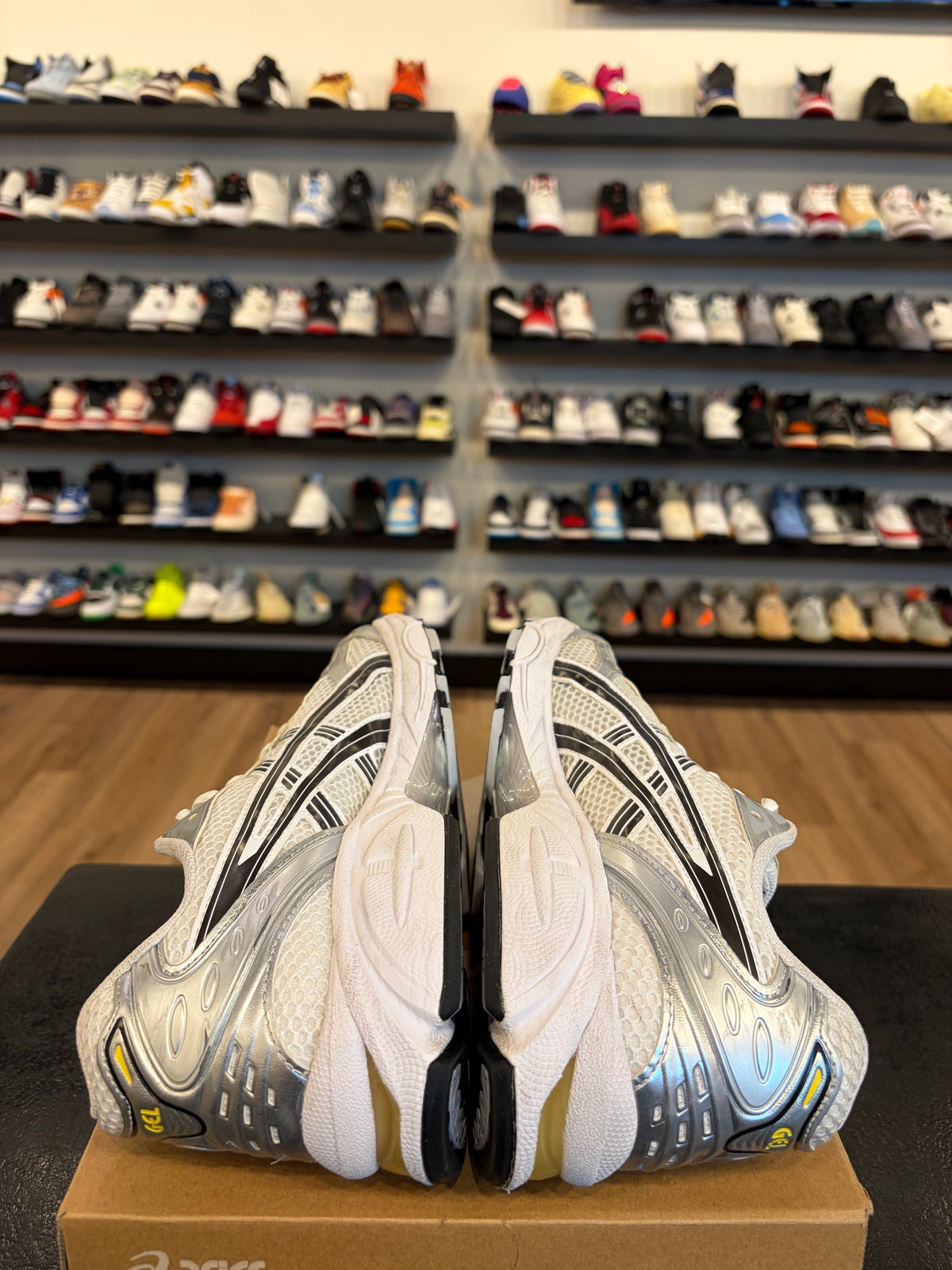 ASICS Gel Kayano White Yellow Size 9.5 Pre-Owned