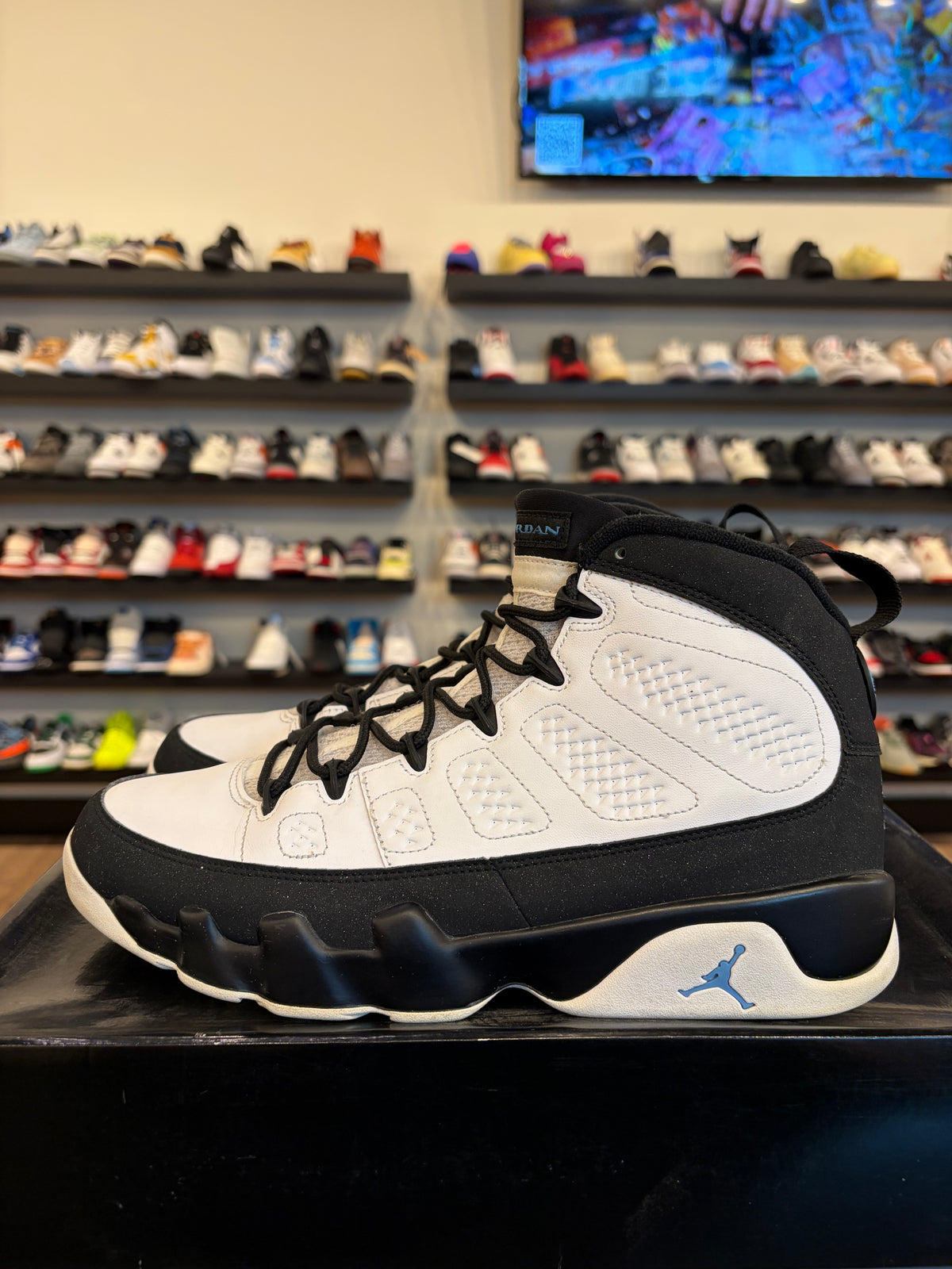 Jordan 9 University Blue Black Size 9.5 Pre-Owned
