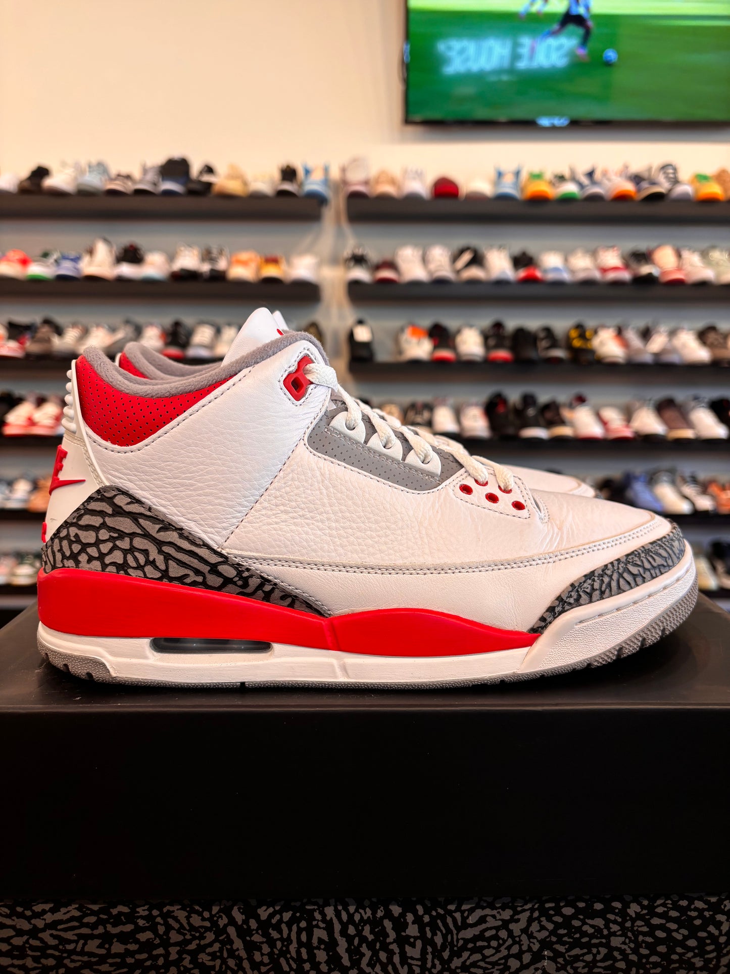 Jordan 3 Fire red 2022 Size 9.5 Pre-Owned