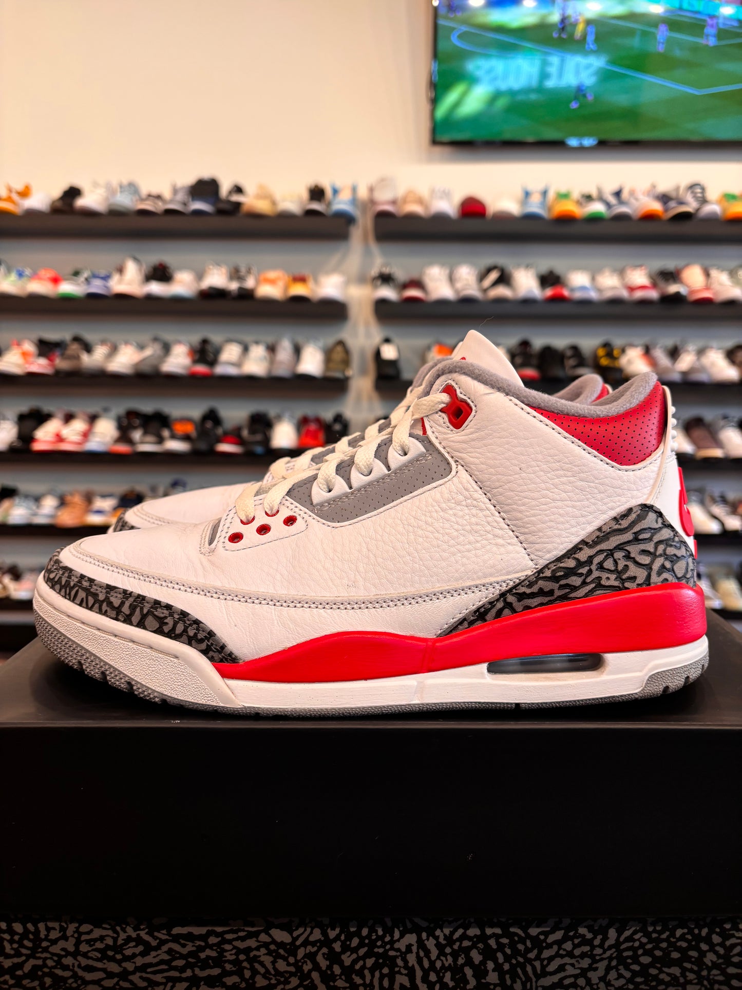 Jordan 3 Fire red 2022 Size 9.5 Pre-Owned