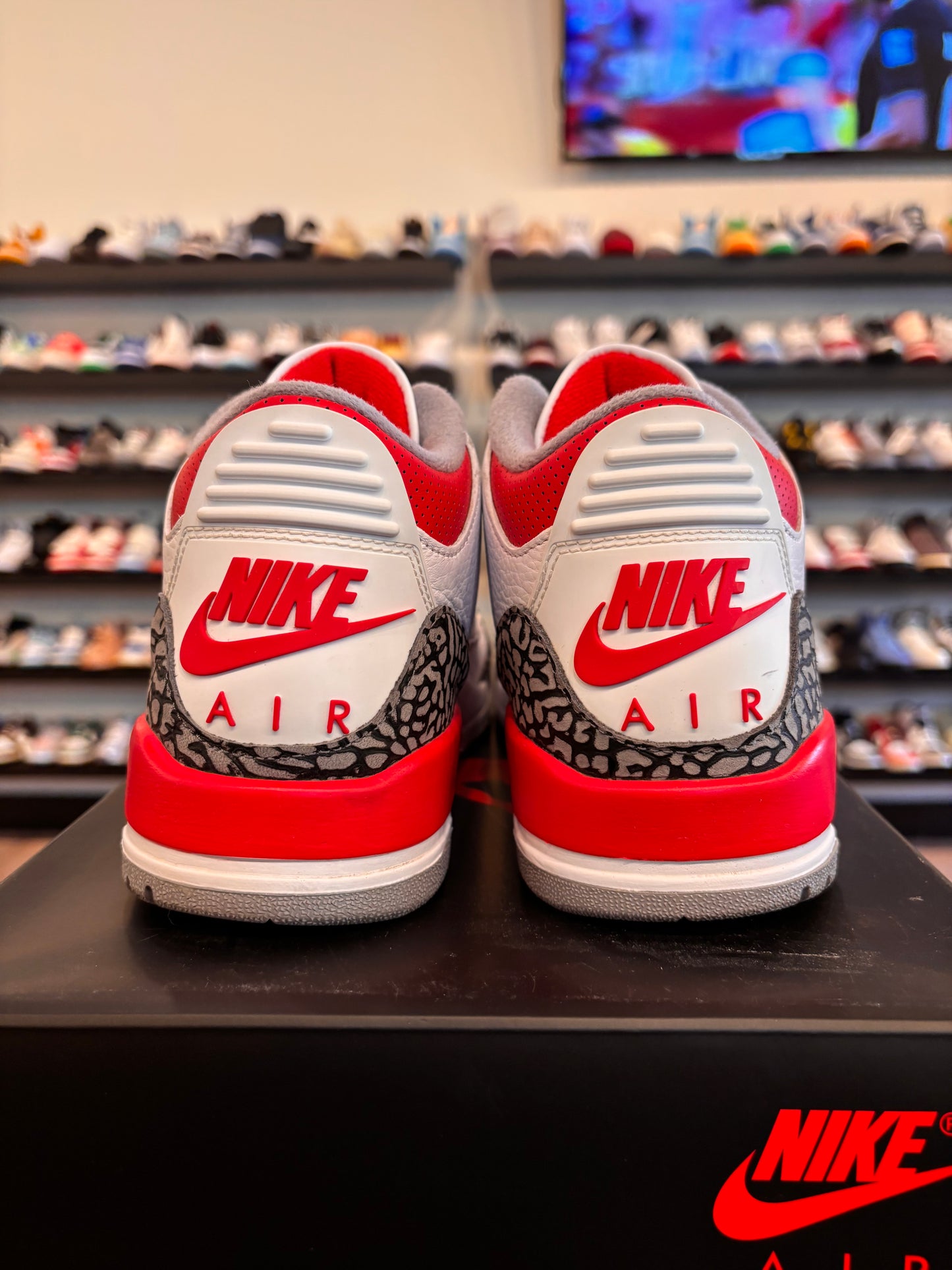 Jordan 3 Fire red 2022 Size 9.5 Pre-Owned
