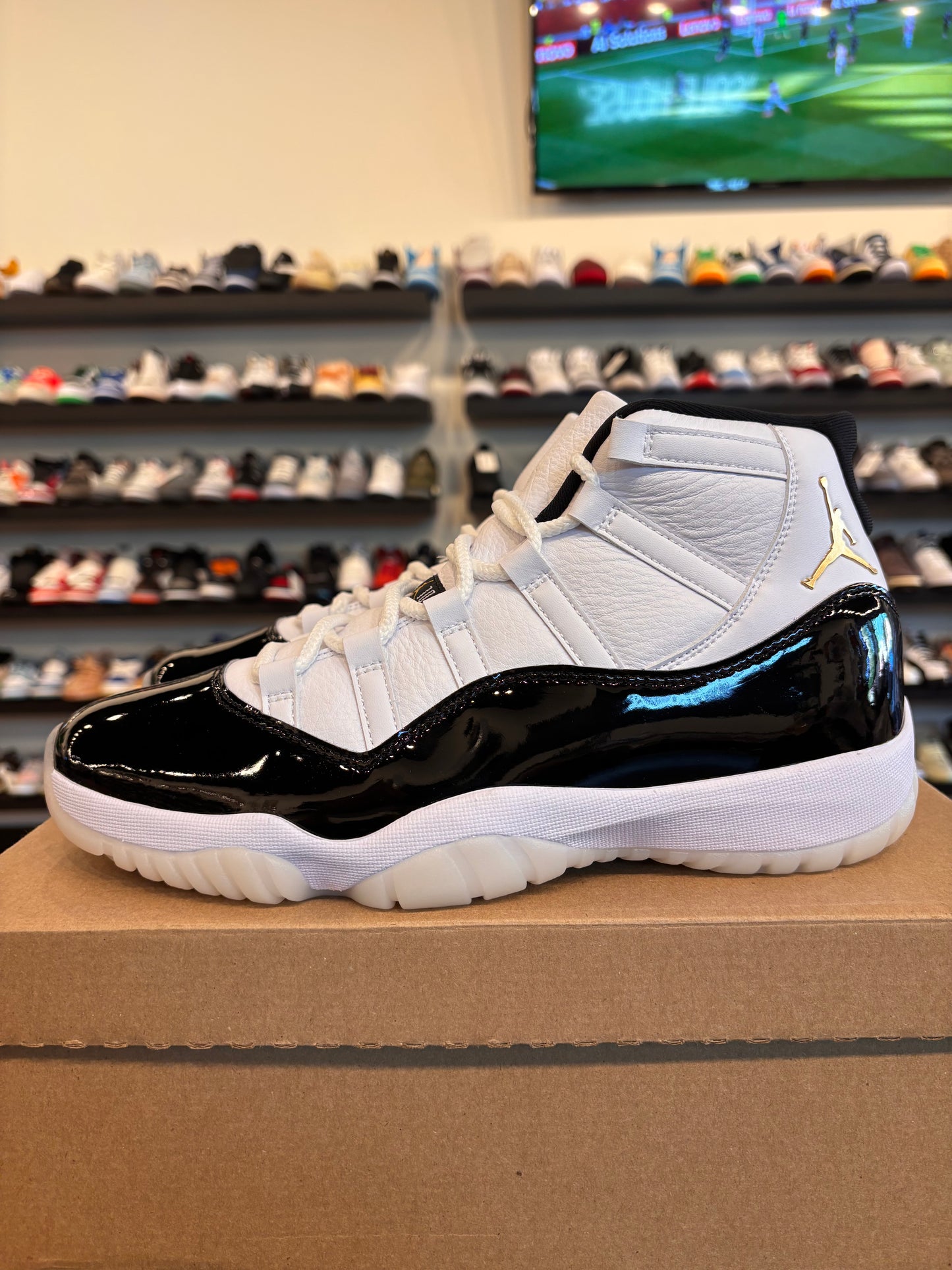 Jordan 11 Gratitude Size 10 Pre-Owned (No Box)