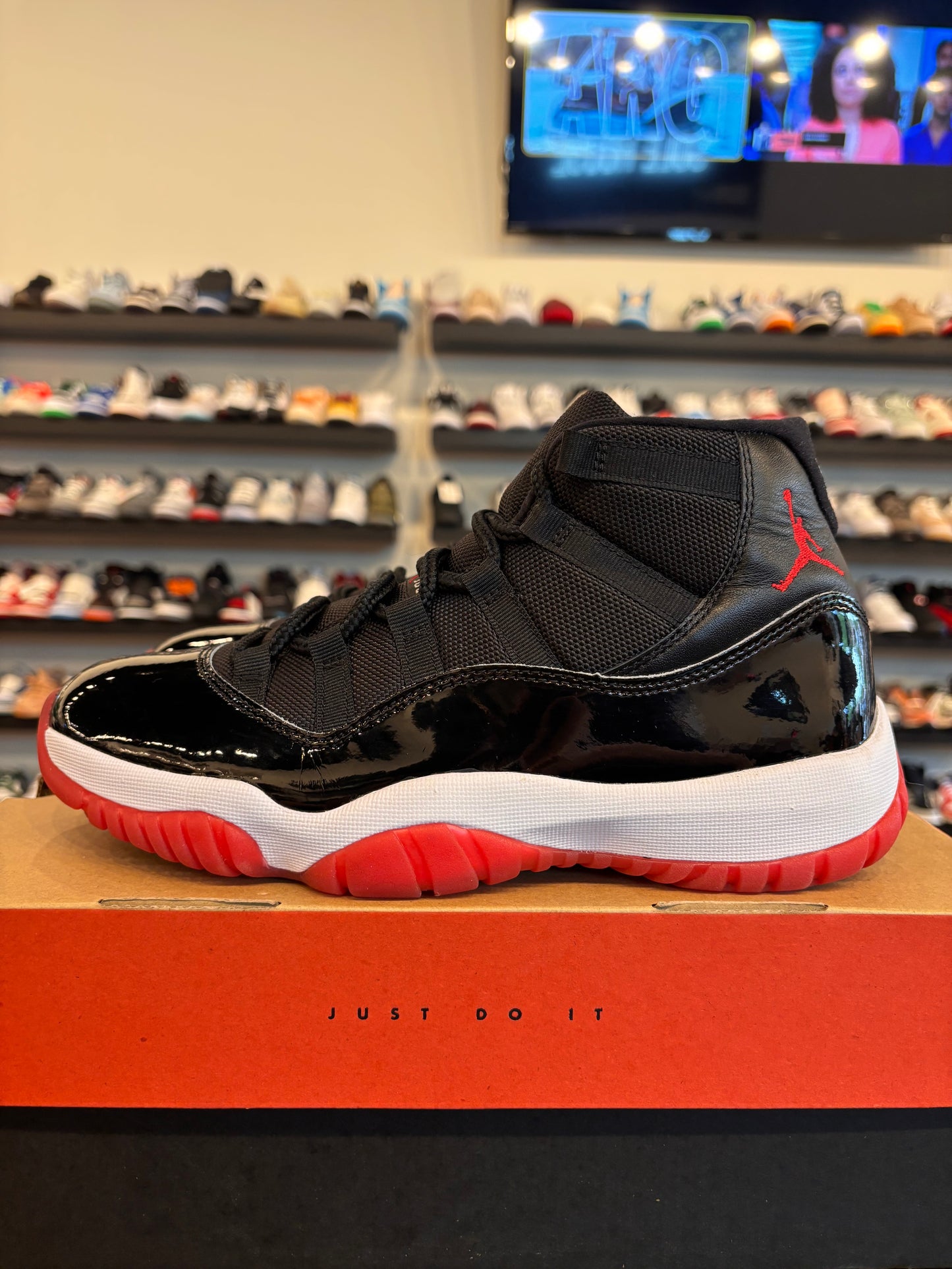 Jordan 11 Bred 2019 Size 8.5 Pre-Owned