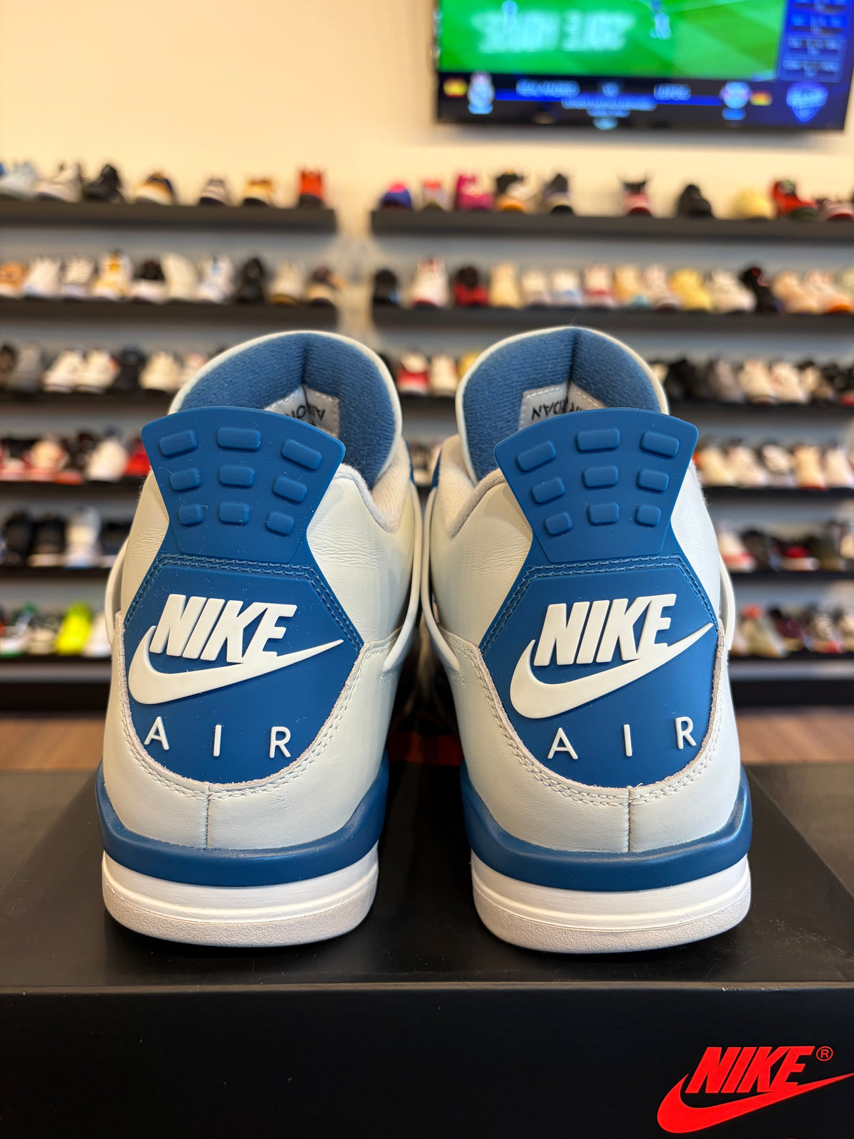 Jordan 4 Military Blue Size 11 Pre-Owned