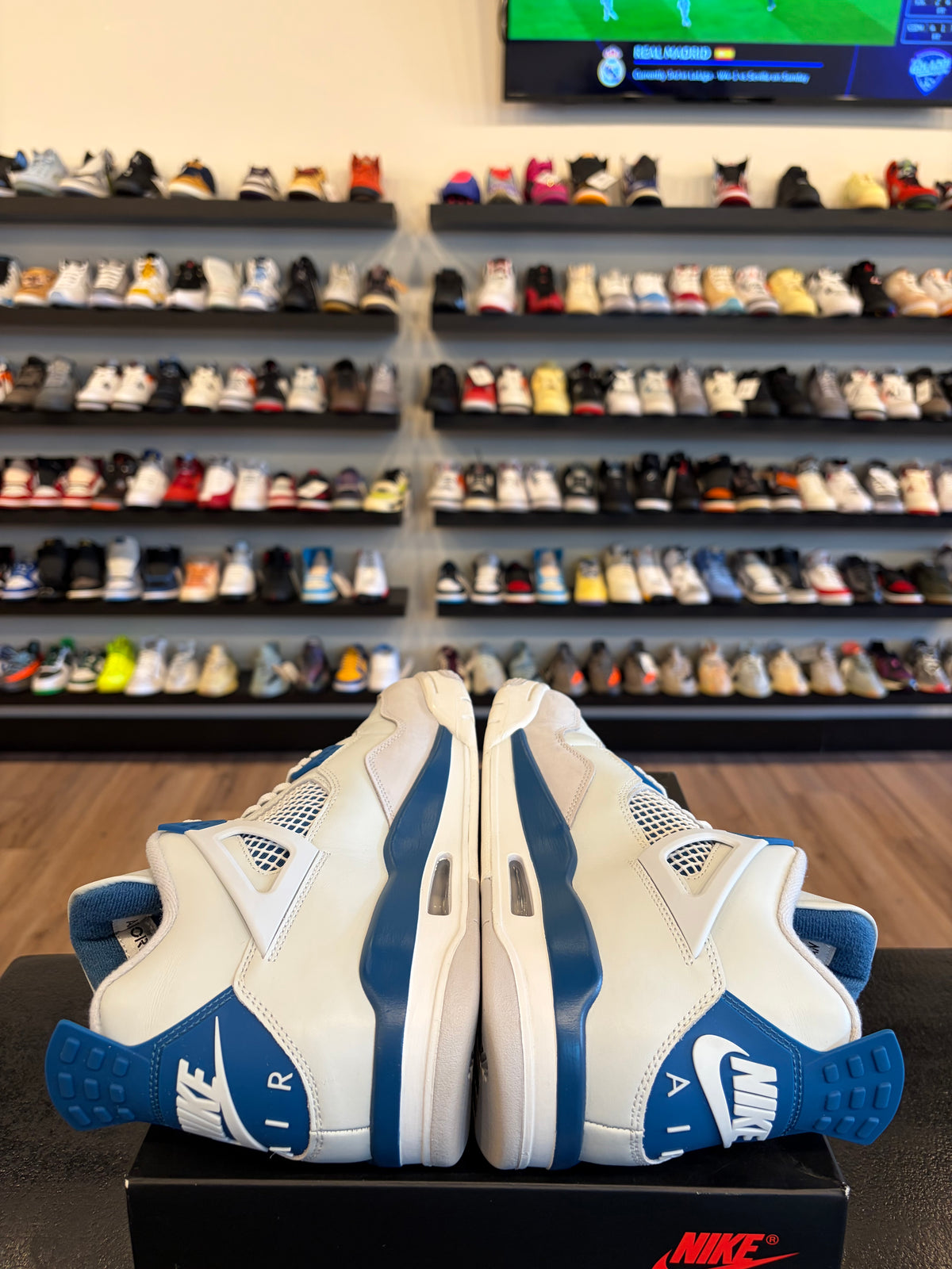 Jordan 4 Military Blue Size 11 Pre-Owned