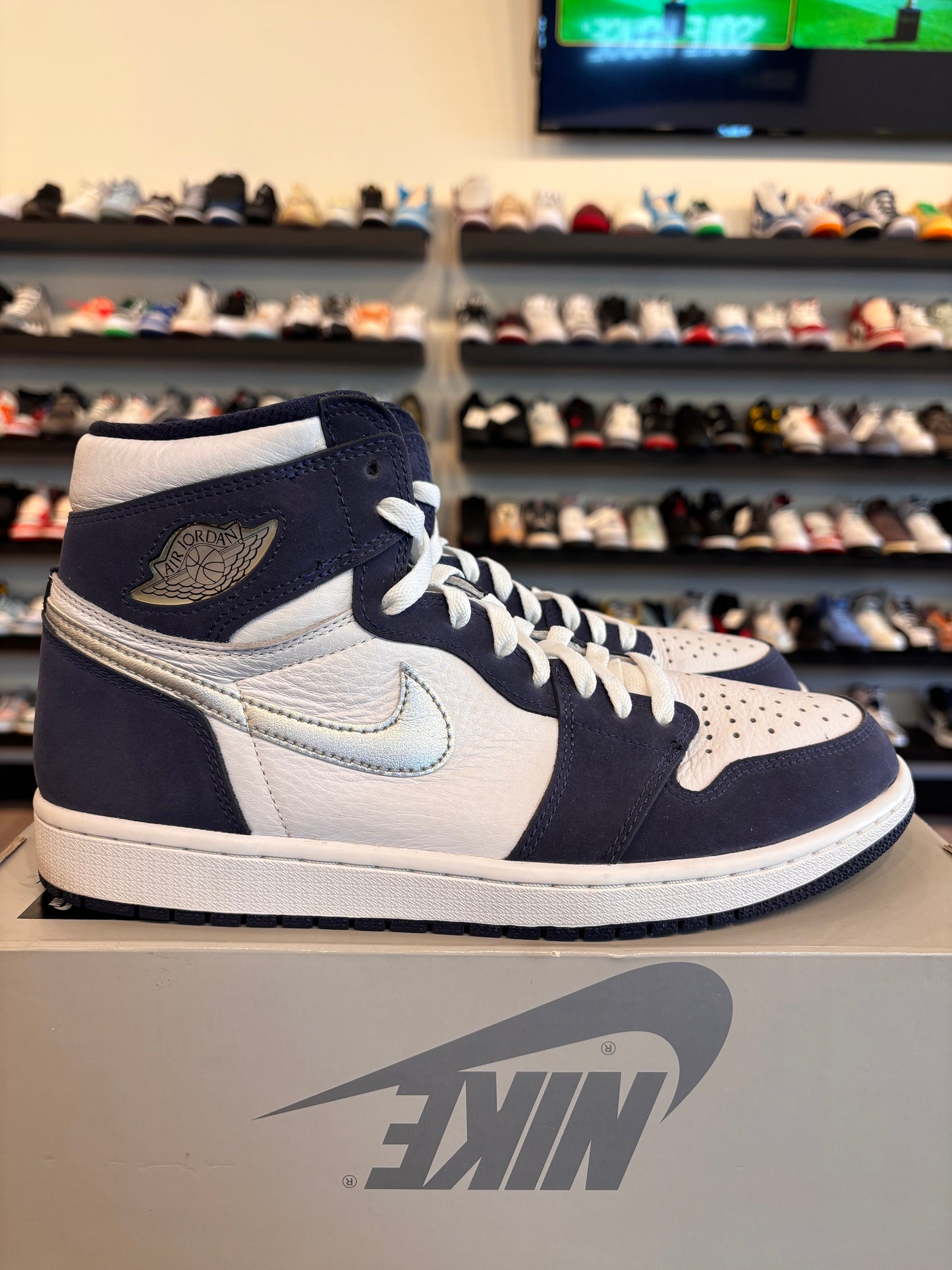 Jordan 1 Midnight Navy Size 10.5 Pre-Owned (Half Box)