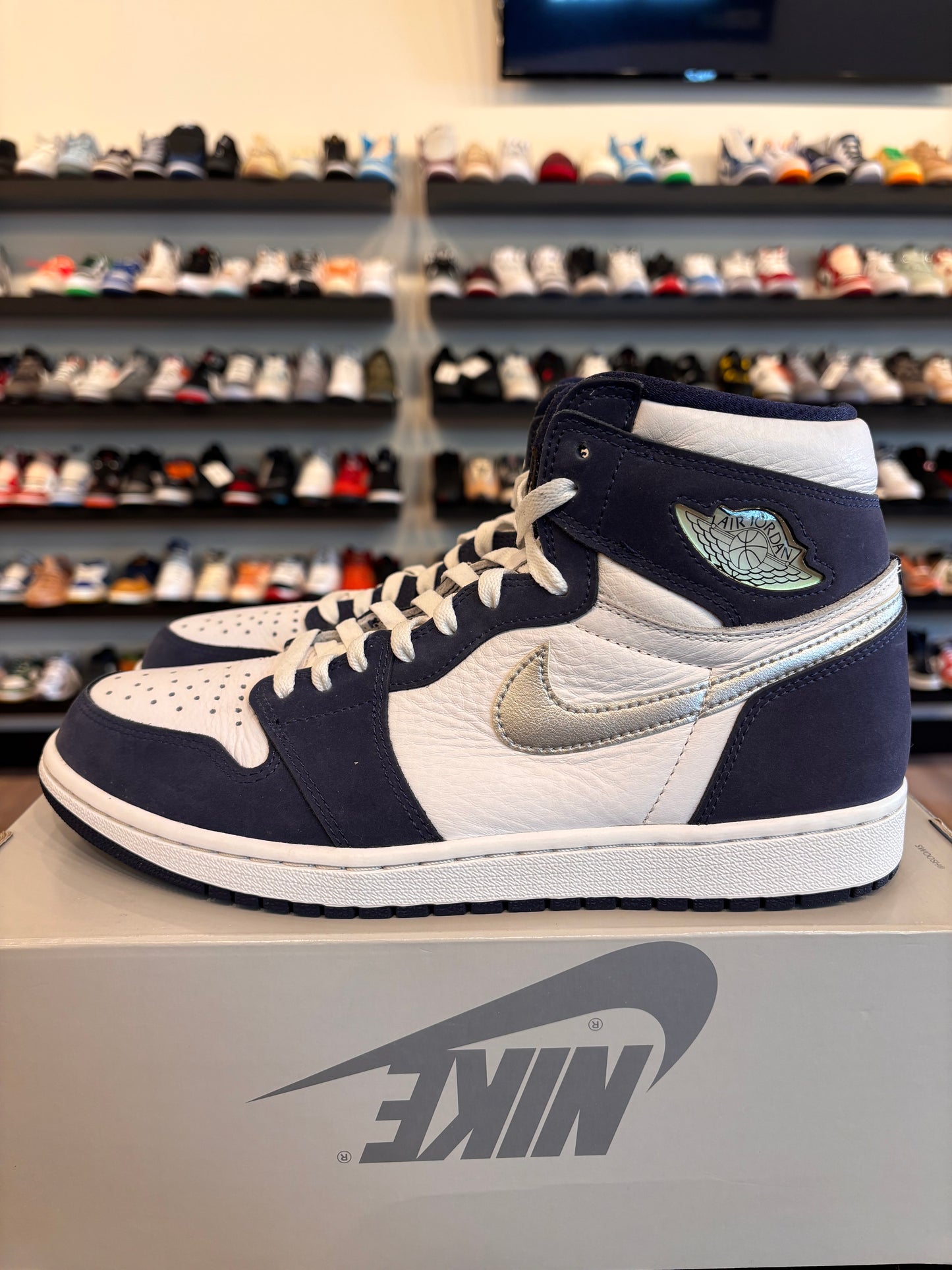 Jordan 1 Midnight Navy Size 10.5 Pre-Owned (Half Box)