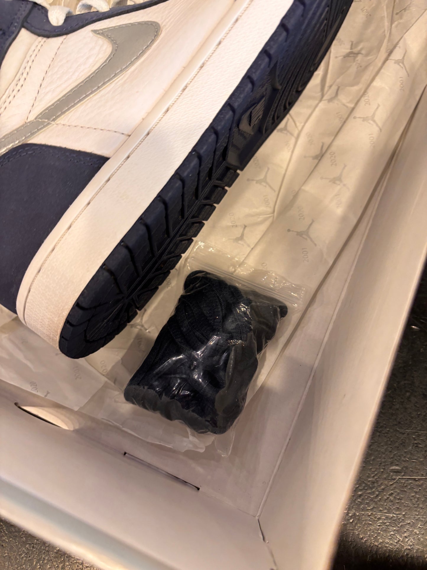 Jordan 1 Midnight Navy Size 10.5 Pre-Owned (Half Box)